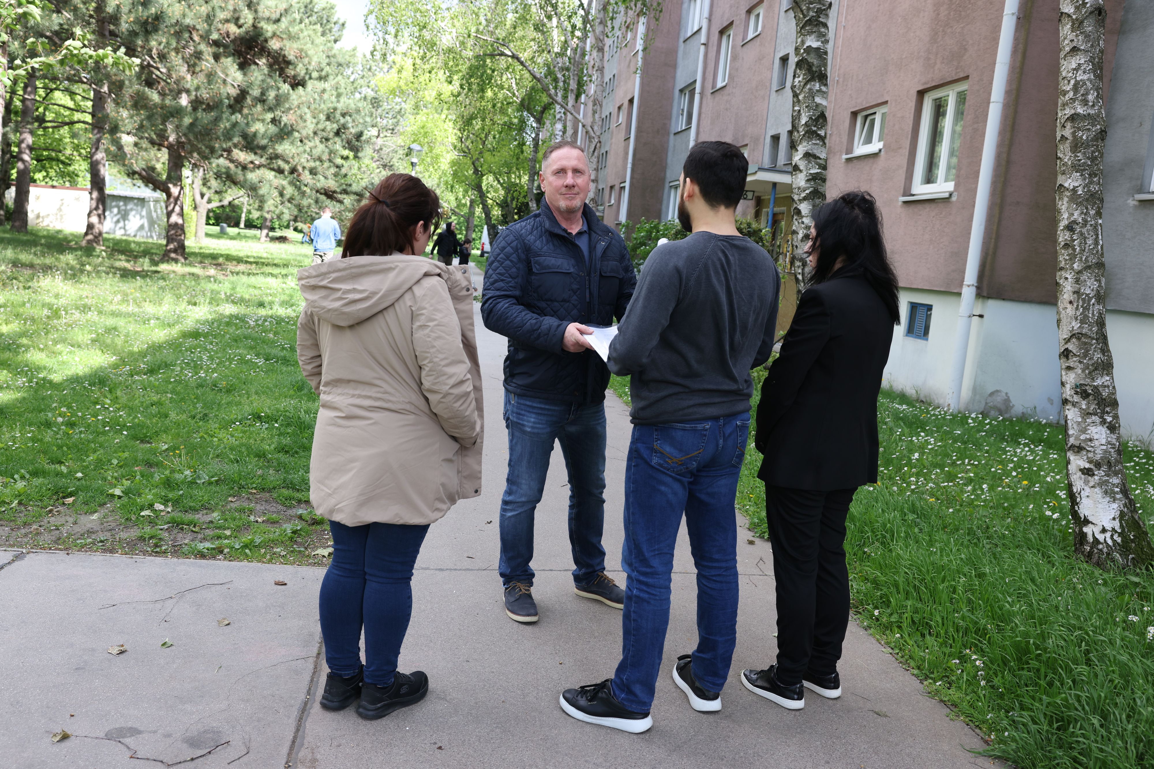 Die Familie weiß nicht mehr weiter: Seit Jahren würden sie unter ihrem Nachbarn leiden. Unterstützung erhalten sie von FPÖ-Wohnbau-Ombudsmann Michael Niegl.