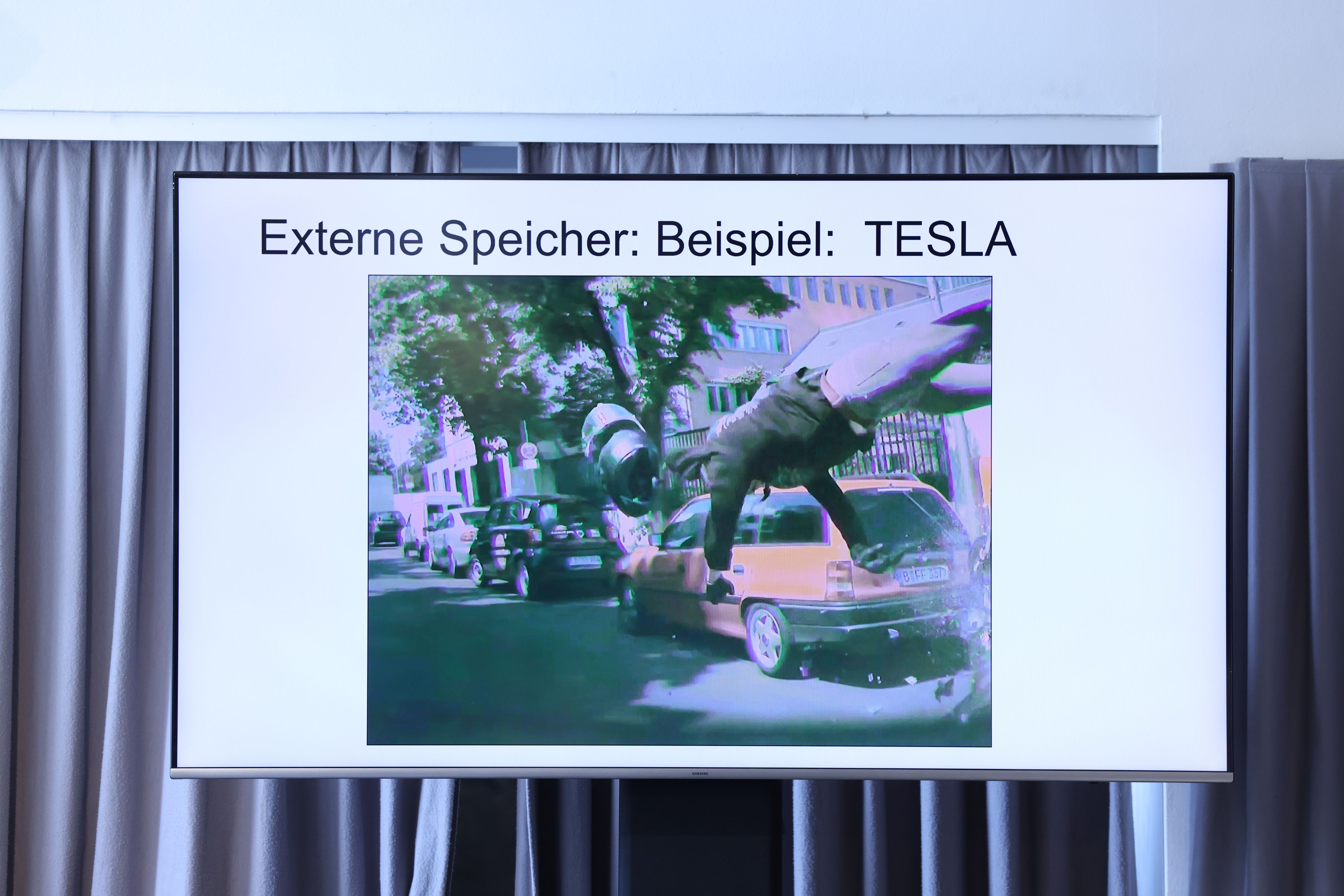 Bild aus Tesla-Frontkamera: Biker raste 150 km/h und krachte in Tesla.