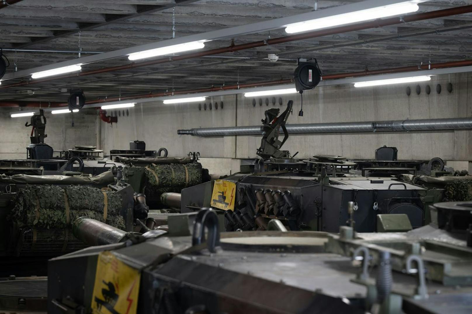 Stillgelegte "Panzer 87" vom Typ Leopard 2A4 WE der Schweizer Armee in Detailaufnahmen.