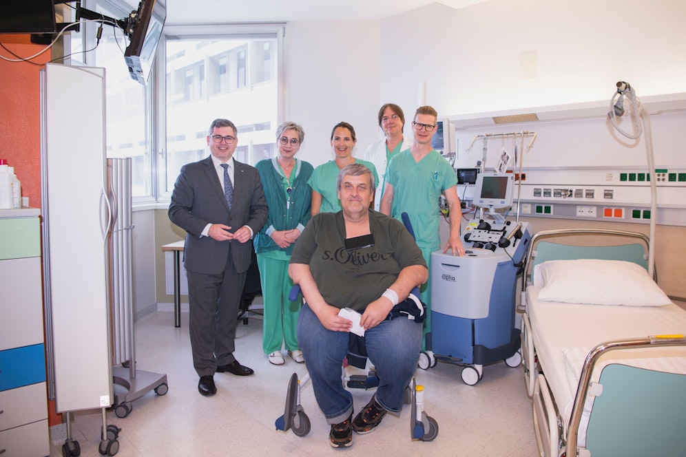 Im Klinikum St. Pölten wurde erstmals eine CAR-T-Zell-Therapie durchgeführt: Landesrat DI Ludwig Schleritzko, STL DGKP Gabriele Klaffl, 1. OÄ Dr. Petra Pichler, Prim. Assoc Prof. Dr. Martin Wiesholzer, STL DGKP Markus Hör und Patient Ernst Hirner.