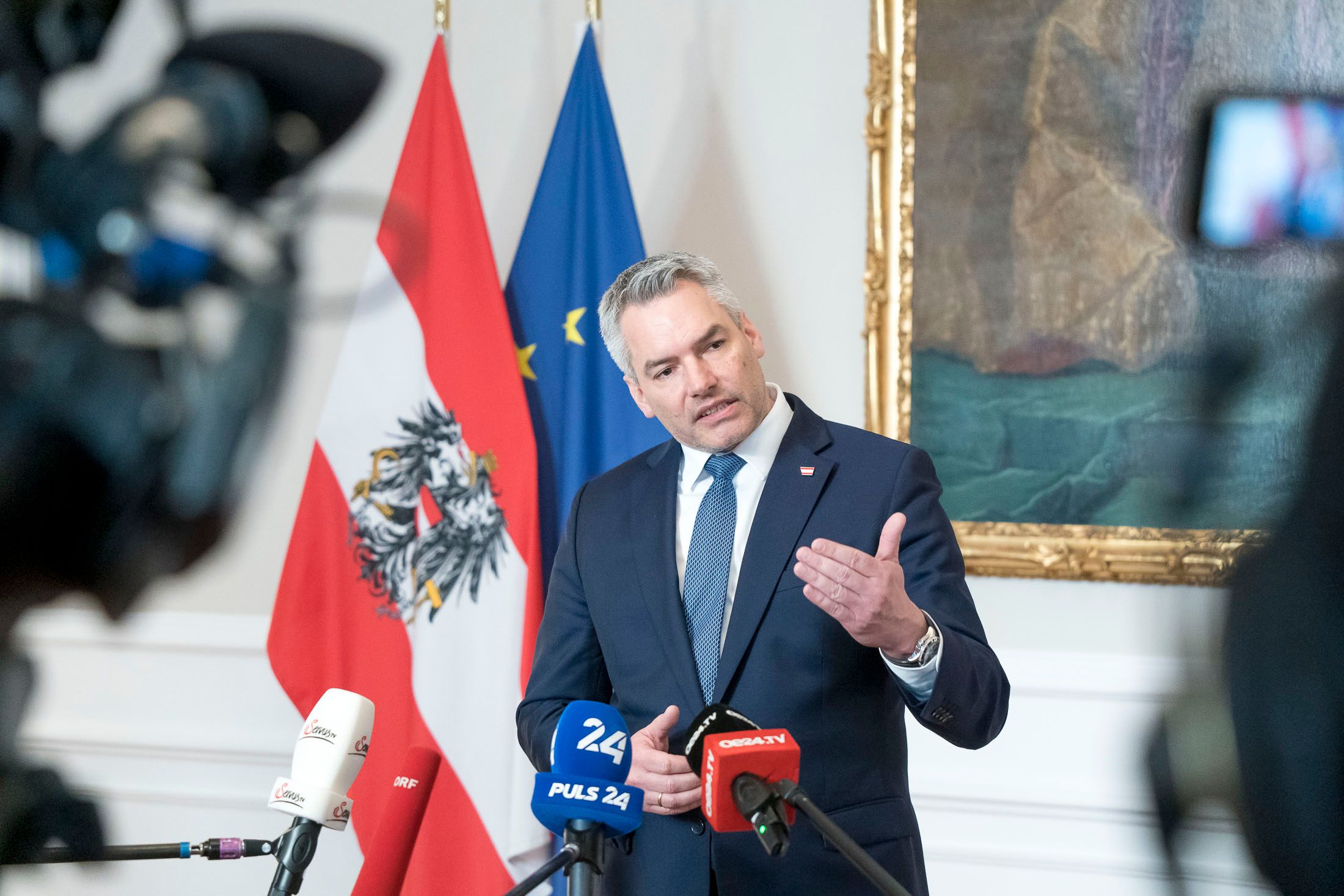 Der Kanzler will sich von Energiekonzernen "nicht papierln" lassen – sein Plan stößt aber auf Kritik.