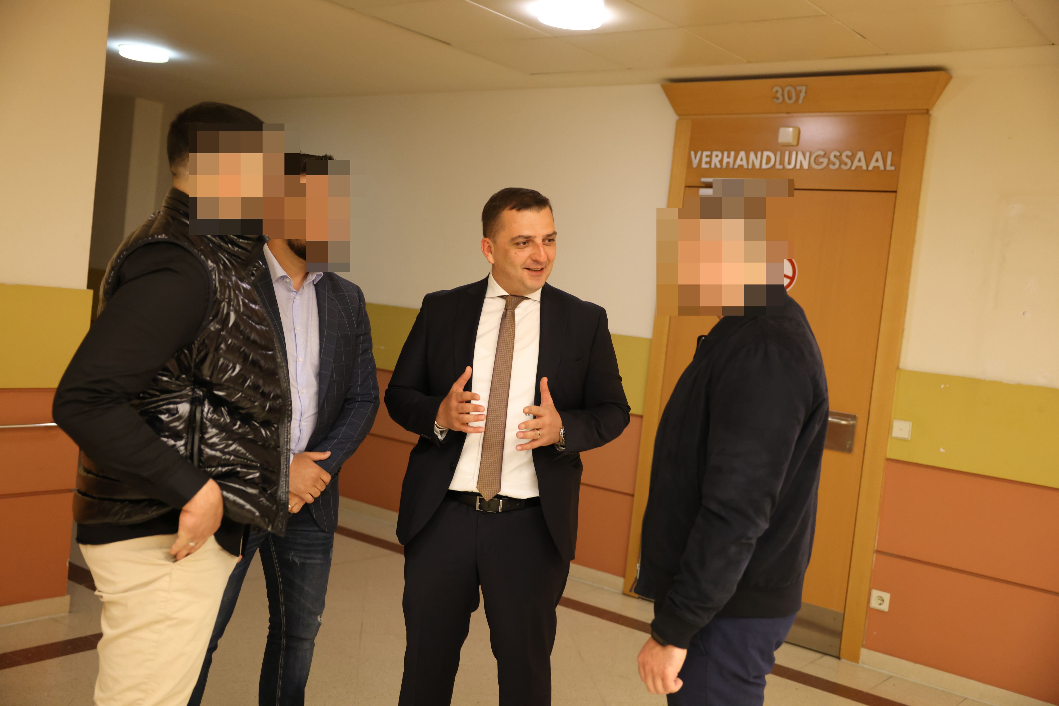 Die Disko-Türsteher und ihr Anwalt Mirsad Musliu in der Mitte.