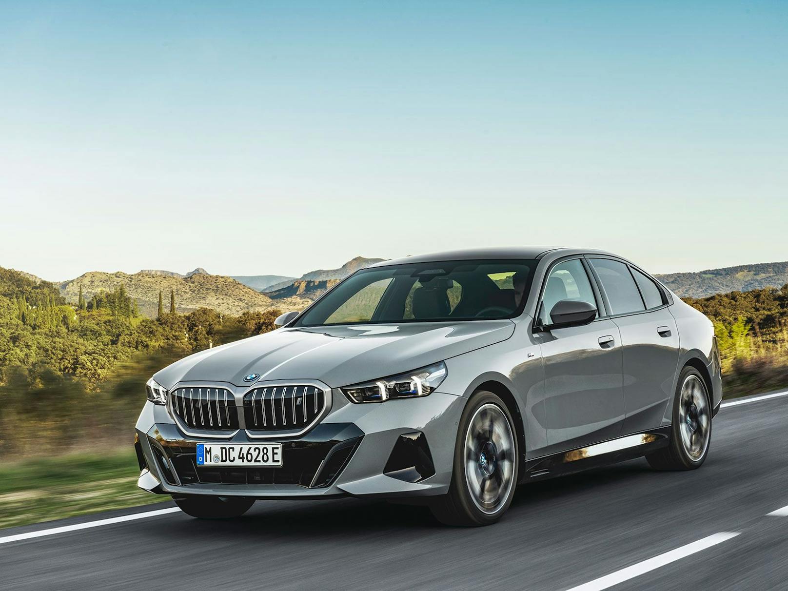 Die neue Generation der BMW 5er-Reihe kommt erstmals auch als i5 mit E-Antrieb