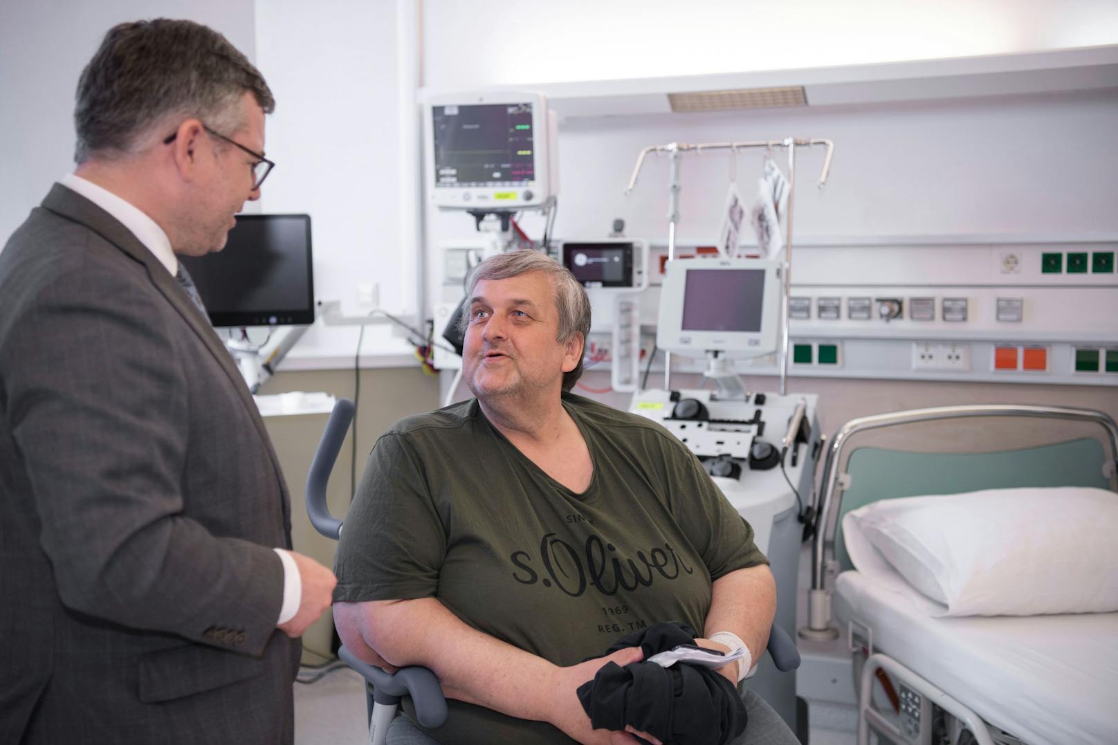 Landesrat Ludwig Schleritzko im Gespräch mit dem ersten Patient Ernst Hirner.