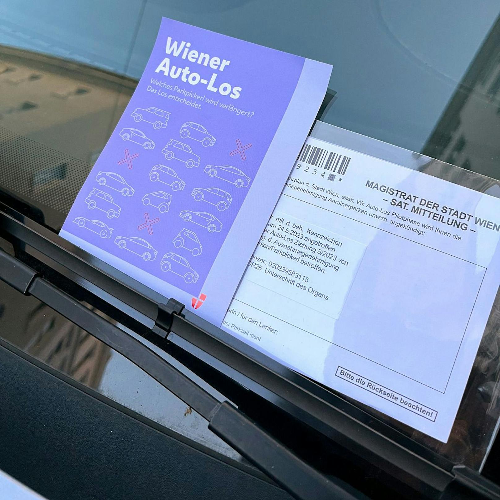 Diese Flugblätter schocken Wiener Autobesitzer: Beim Anrainer-Parkpickerl solle es künftig eine Lotterie geben, wird behauptet.&nbsp;