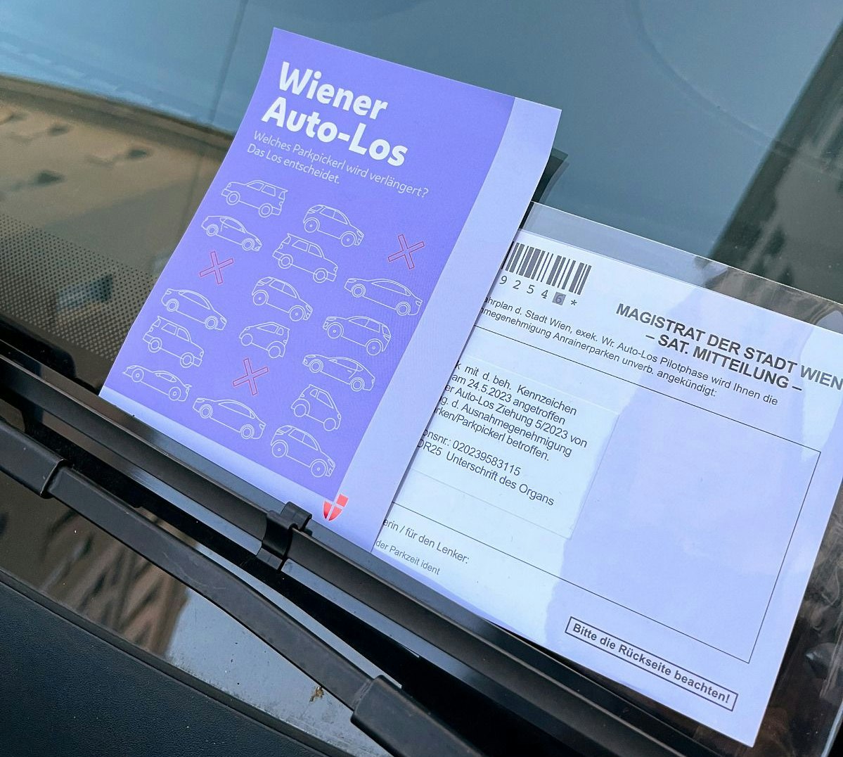 Diese Flugblätter schocken Wiener Autobesitzer: Beim Parkpickerl soll es künftig eine Lotterie geben, wird behauptet. Die Stadt stellt klar: "Fake News!" 