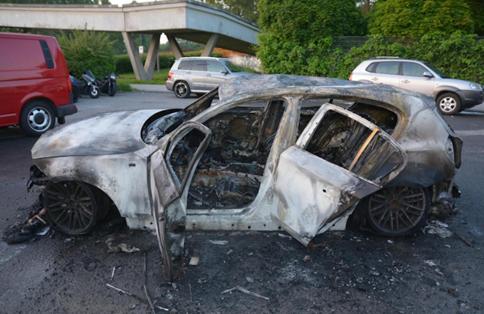 Weiteres abgebranntes Auto: Fluchtfahrzeug der SCS-Bande wurde jetzt in Wien-22 gefunden.