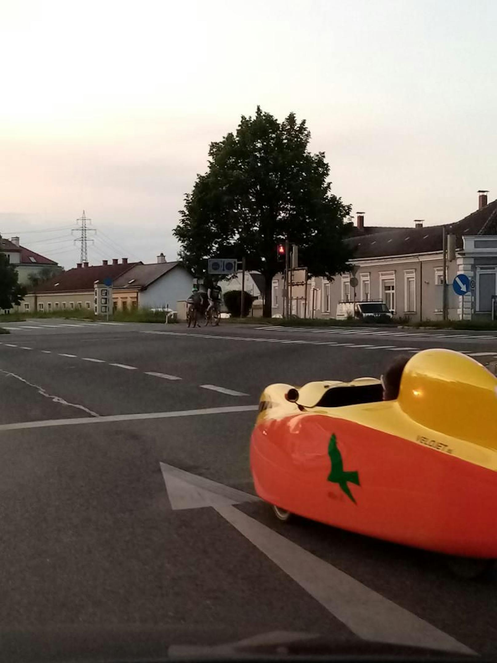 UFO-Rad an Kreuzung in Langenzersdorf
