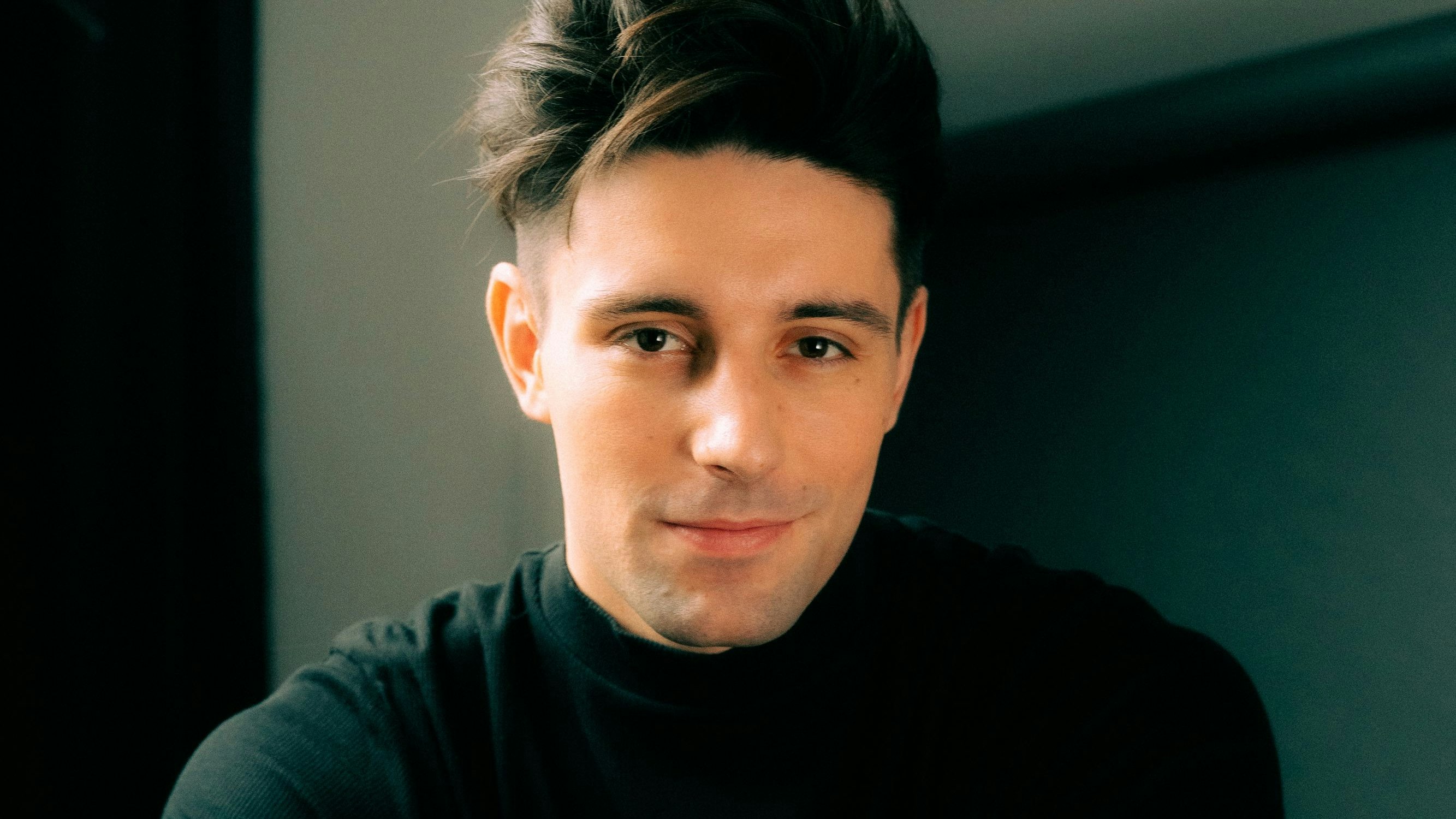 Der Musiker mit der markant-tiefen Stimme besingt unter anderem die Liebe, das Leben und die Freundschaft.