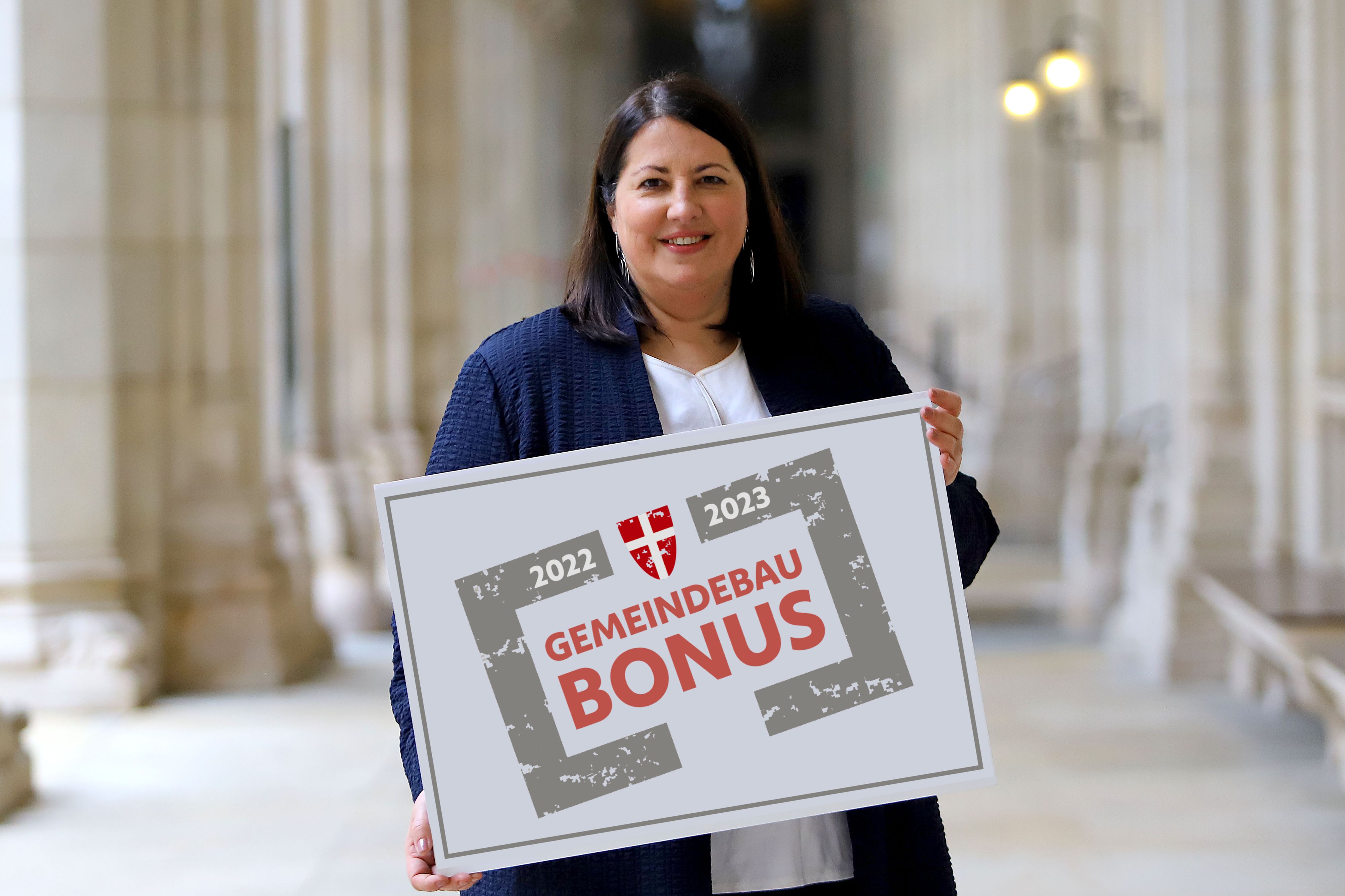 Wohnbaustadträtin Kathrin Gaál präsentiert den neuen Gemeindebau-Bonus.