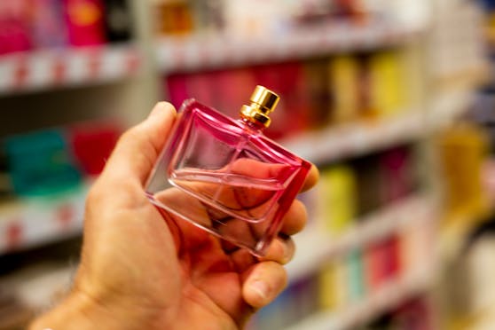 Die Frauen sollen Parfums im Wert von mindestens 1.900 Euro gestohlen haben.