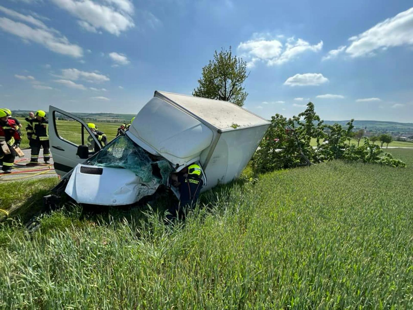 ... aus dem Wrack befreien. 25 Minuten wurde getüftelt, bis der Schwerverletzte ...