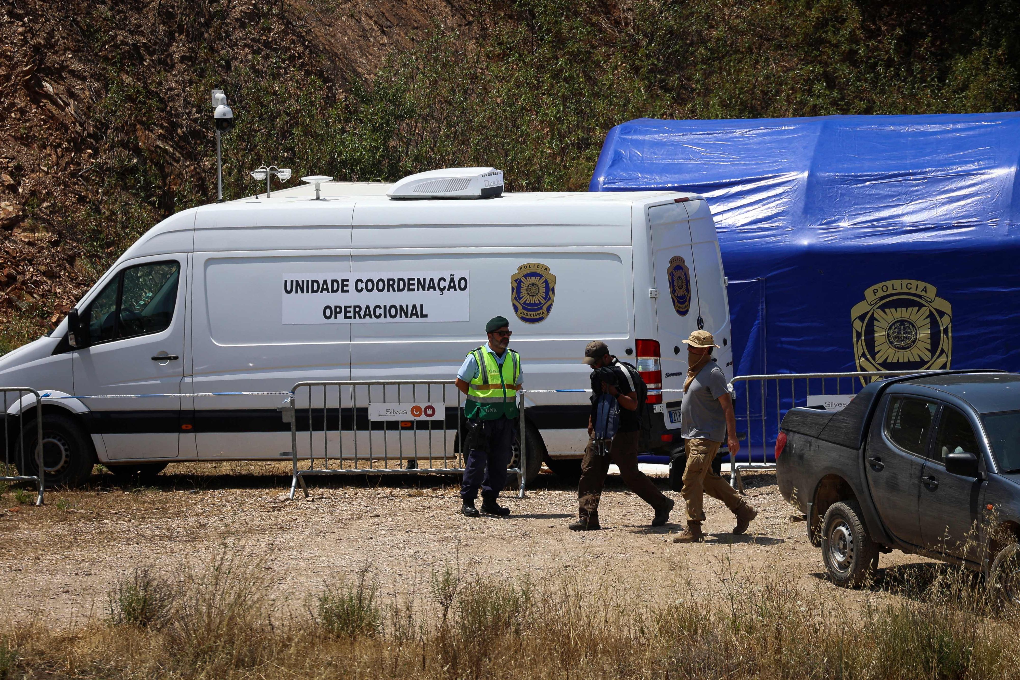 Deutsche und portugiesische Ermittler durchkämmten gemeinsam mit einem Spürhund die Gegend um den Arade-Stausee. 
