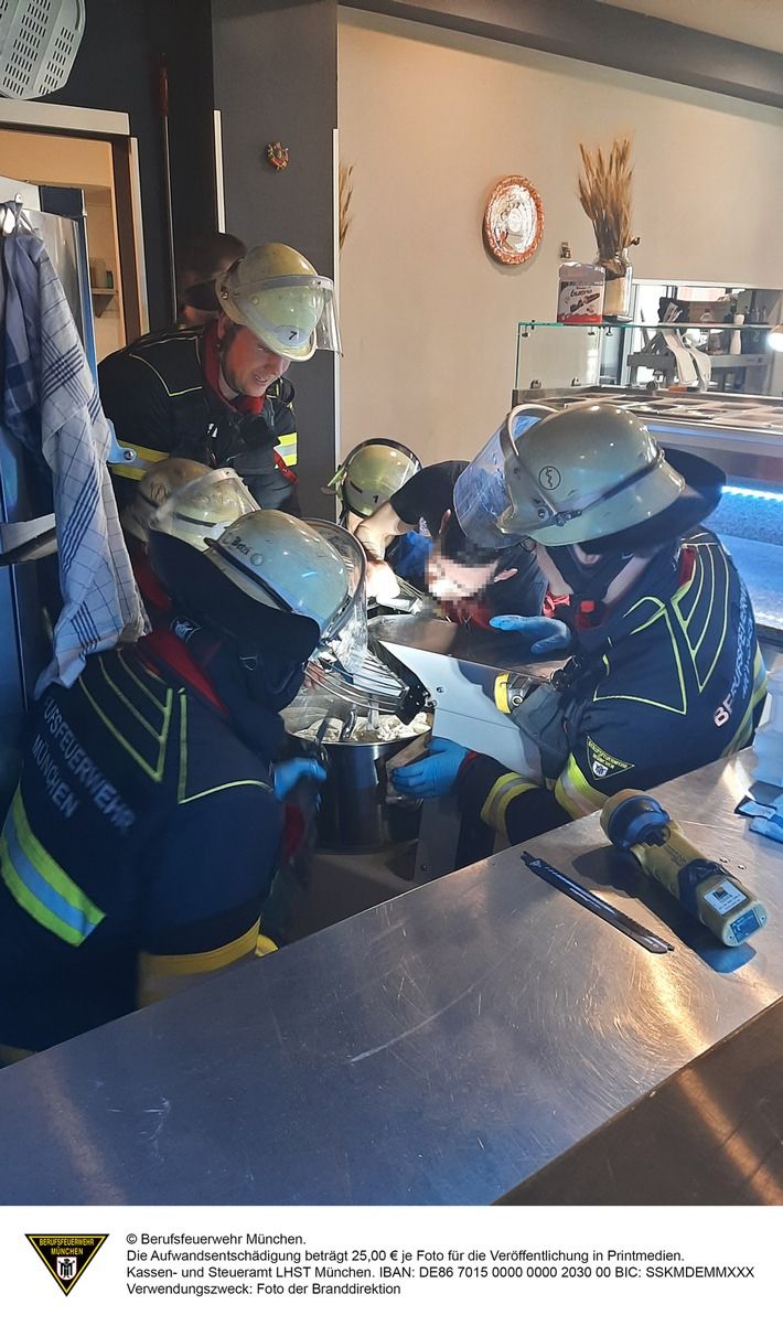 Die Feuerwehr muss dem eingeklemmten Pizzabäcker helfen, der mit seinem Arm in der Teigmaschine festhängt.