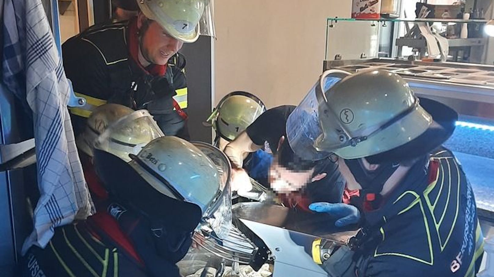 Die Feuerwehr muss dem eingeklemmten Pizzabäcker helfen, der mit seinem Arm in der Teigmaschine festhängt.