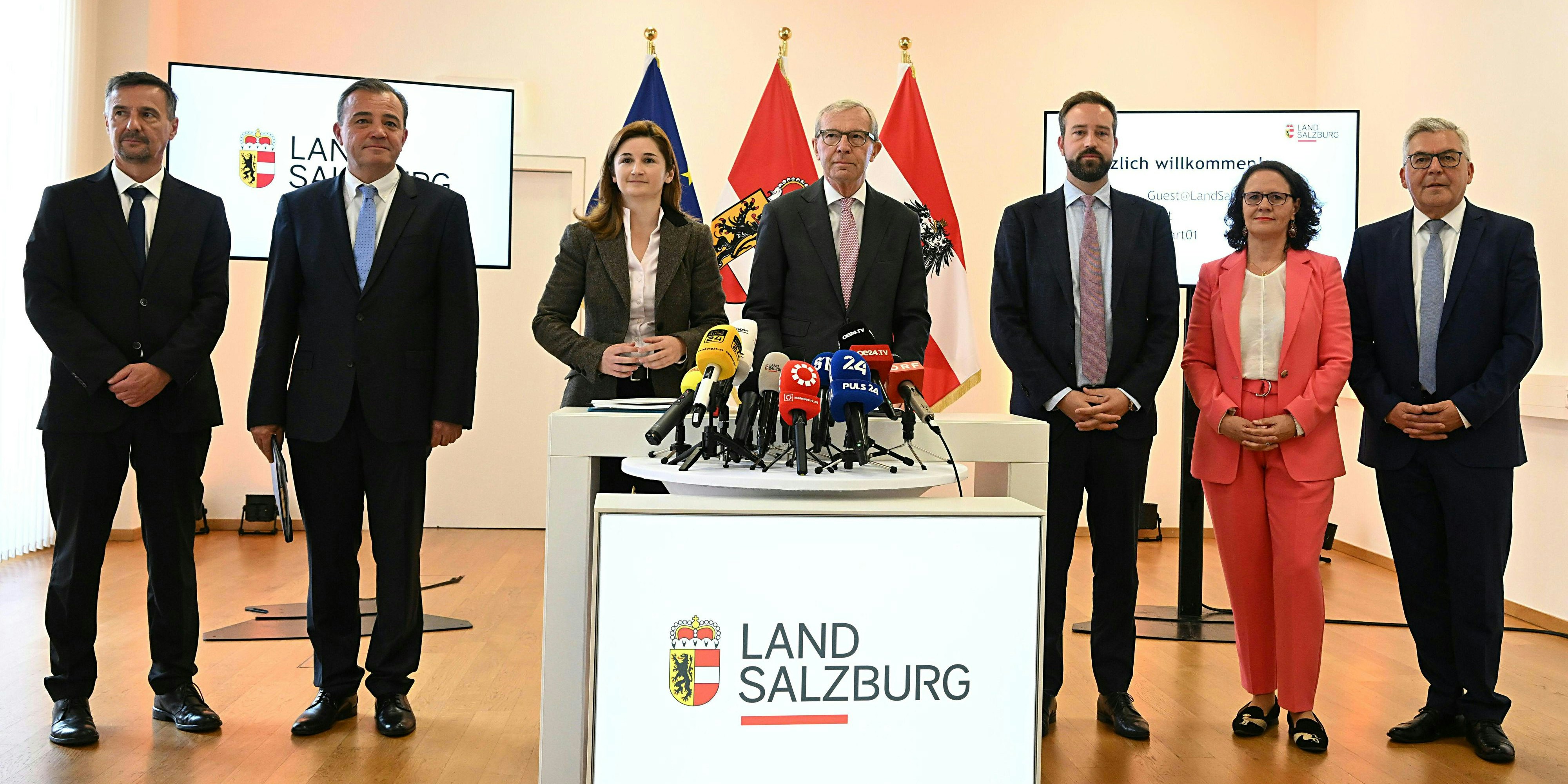 Das ist die neue Salzburger Landesregierung: Martin Zauner (FPÖ), Christian Pewny (FPÖ), Marlene Svazek (FPÖ), Salzburgs Landeshauptmann Wilfried Haslauer (ÖVP), Stefan Schnöll (ÖVP), Daniela Gutschi (ÖVP) und Josef Schwaiger (ÖVP).