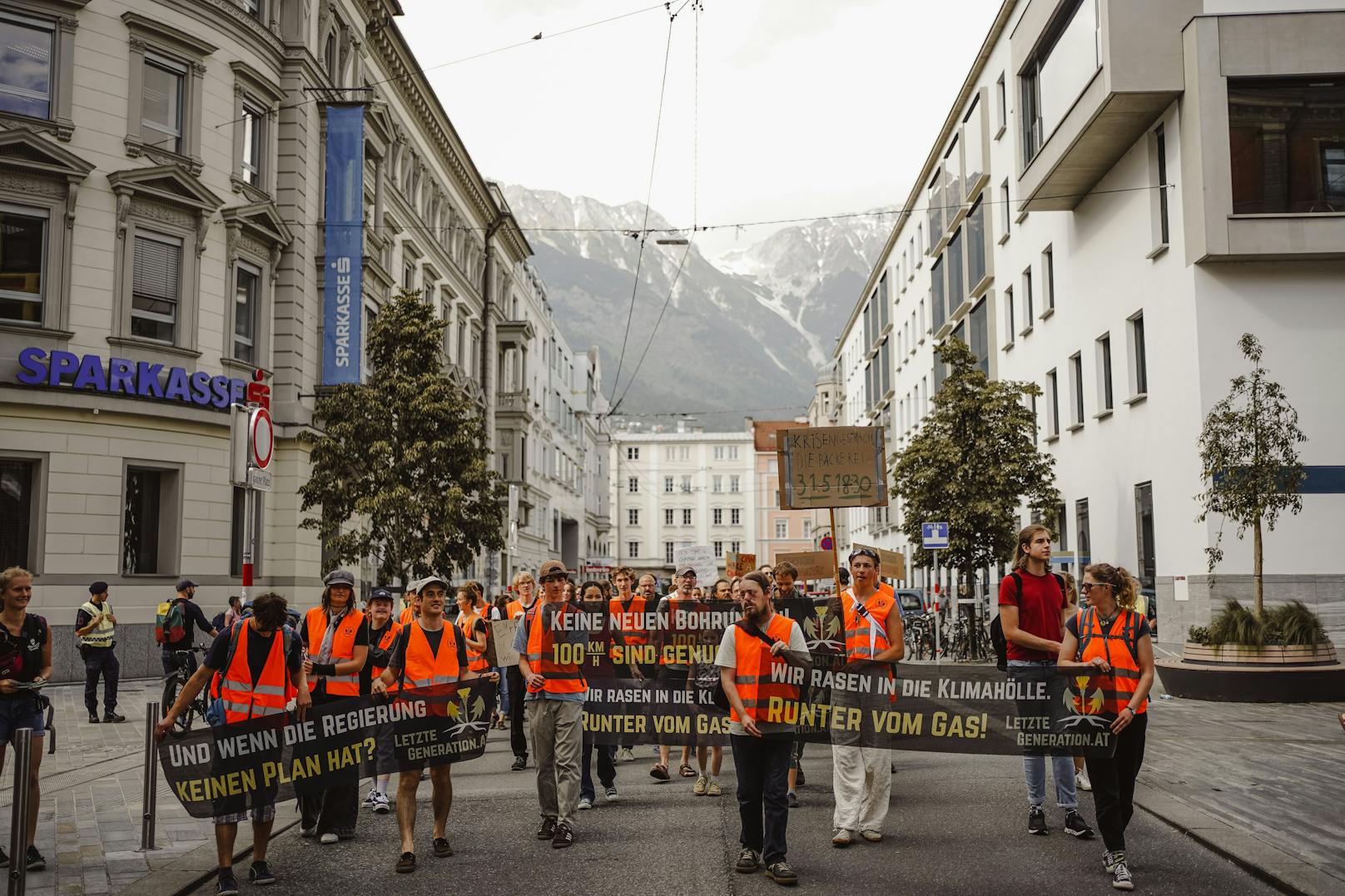 <strong>Innsbruck:</strong> Protest-Marsch der Letzten Generation am 26. Mai 2023 gegen die "Kriminalisierung" ihres Protests in Folge der Razzien in Deutschland.