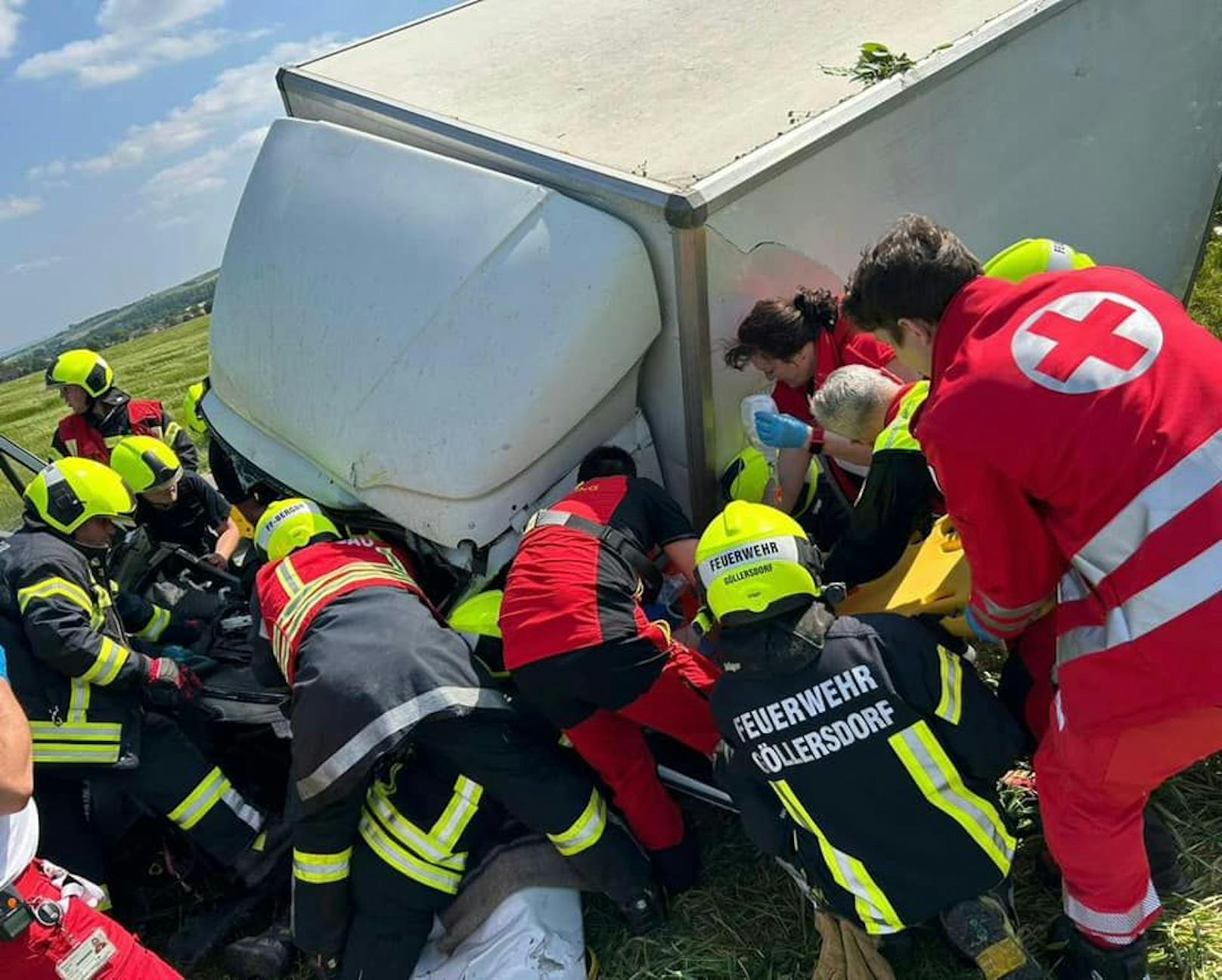 ... schließlich aus dem Wrack geholt werden konnte.