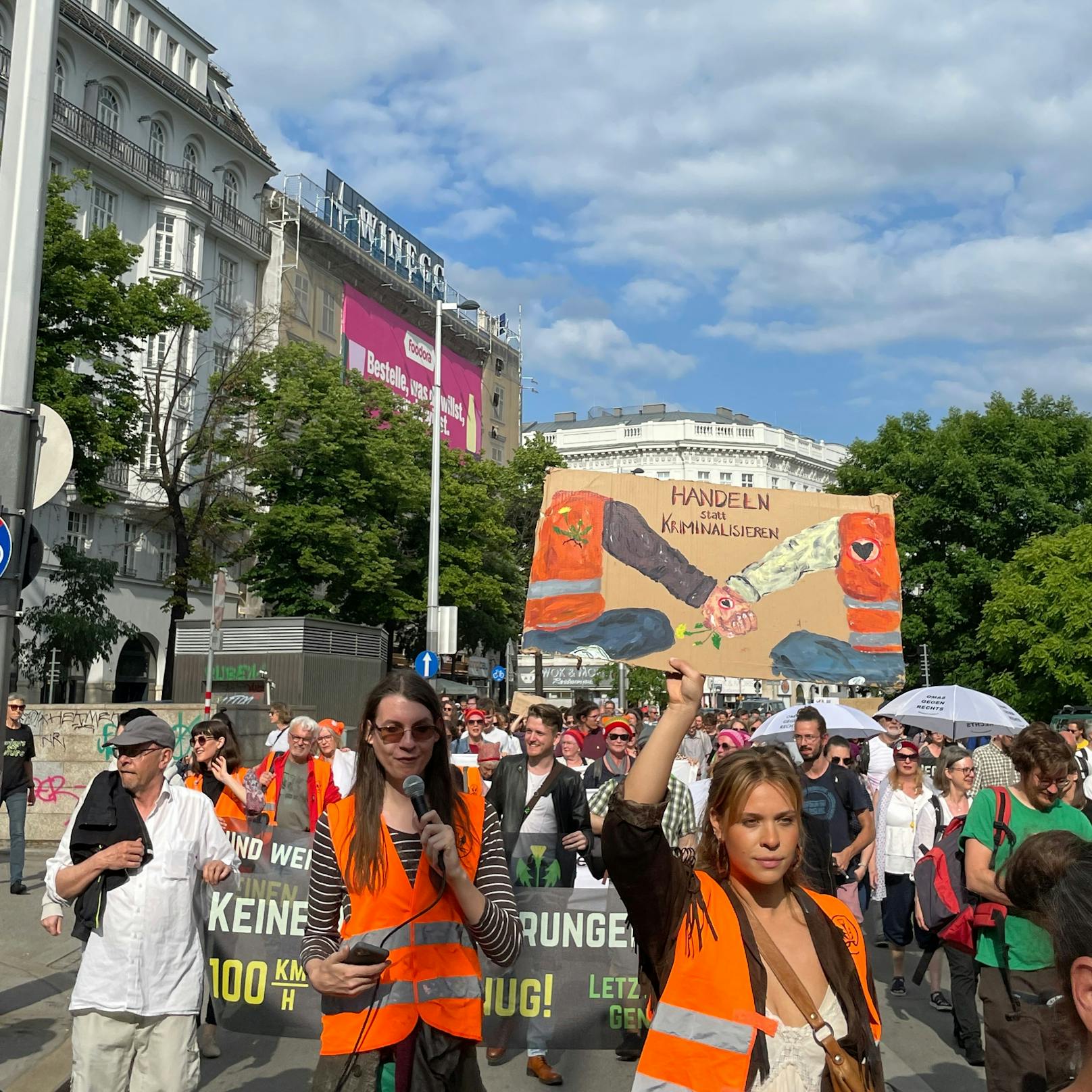 <strong>Wien:</strong> Protest-Marsch der Letzten Generation am 26. Mai 2023 gegen die "Kriminalisierung" ihres Protests in Folge der Razzien in Deutschland.