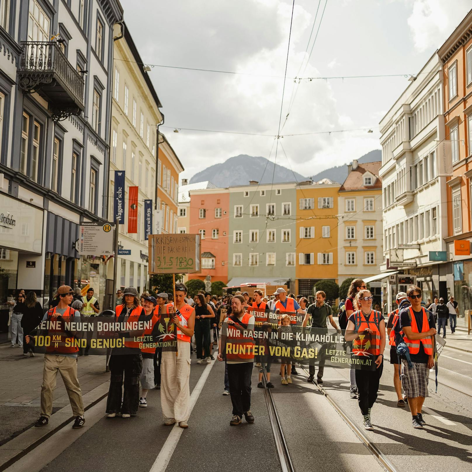 <strong>Innsbruck:</strong> Protest-Marsch der Letzten Generation am 26. Mai 2023 gegen die "Kriminalisierung" ihres Protests in Folge der Razzien in Deutschland.