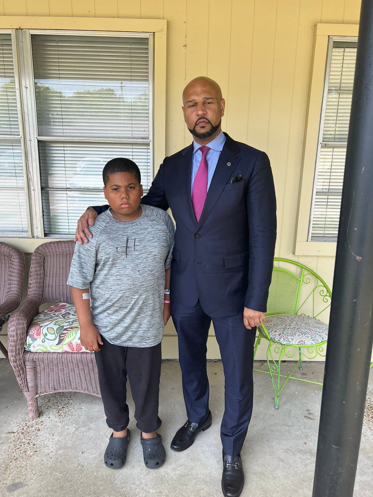 Der Elfjährige mit dem Anwalt der Familie, Carlos Moore.