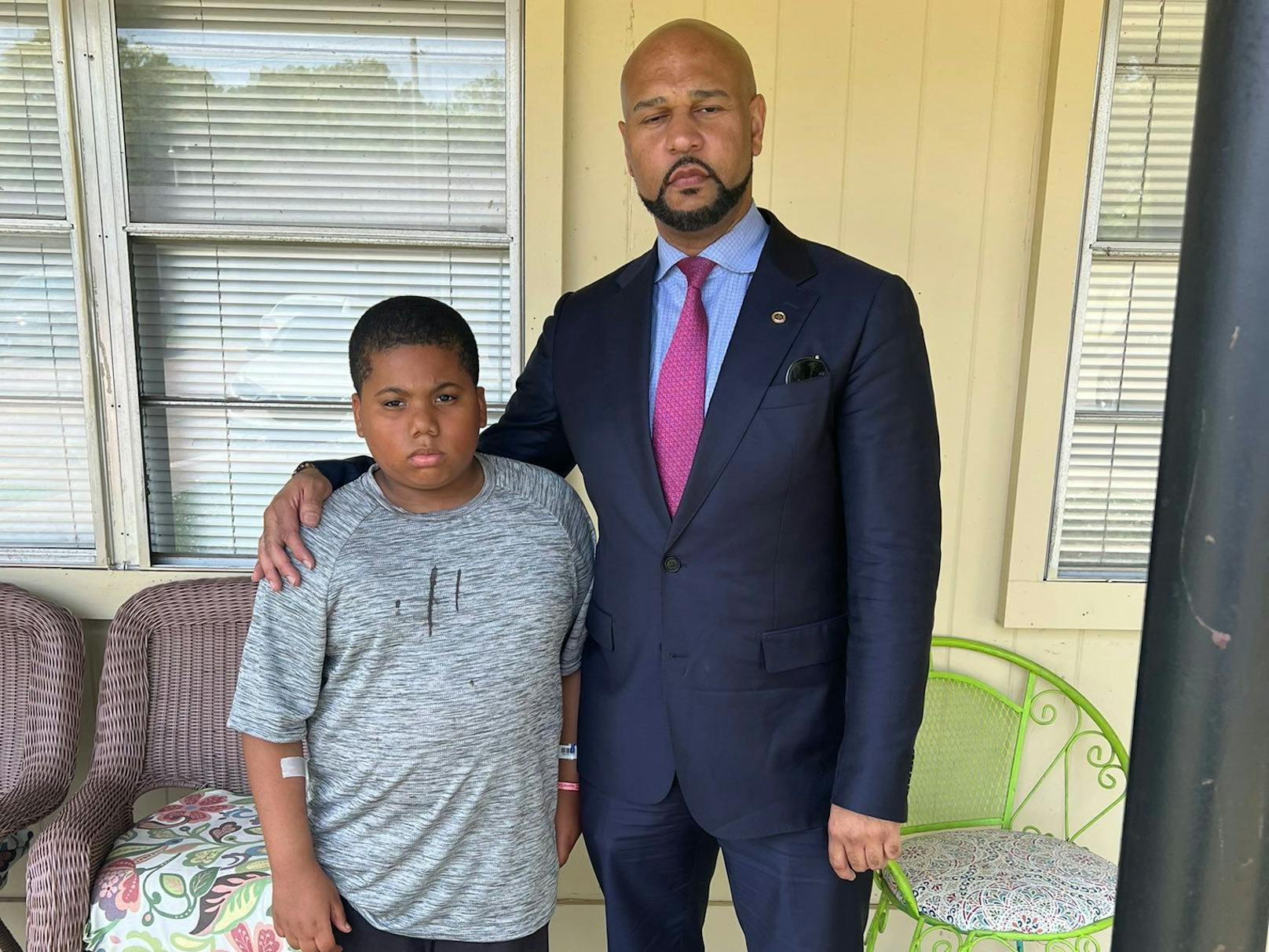 Der Elfjährige mit dem Anwalt der Familie, Carlos Moore.