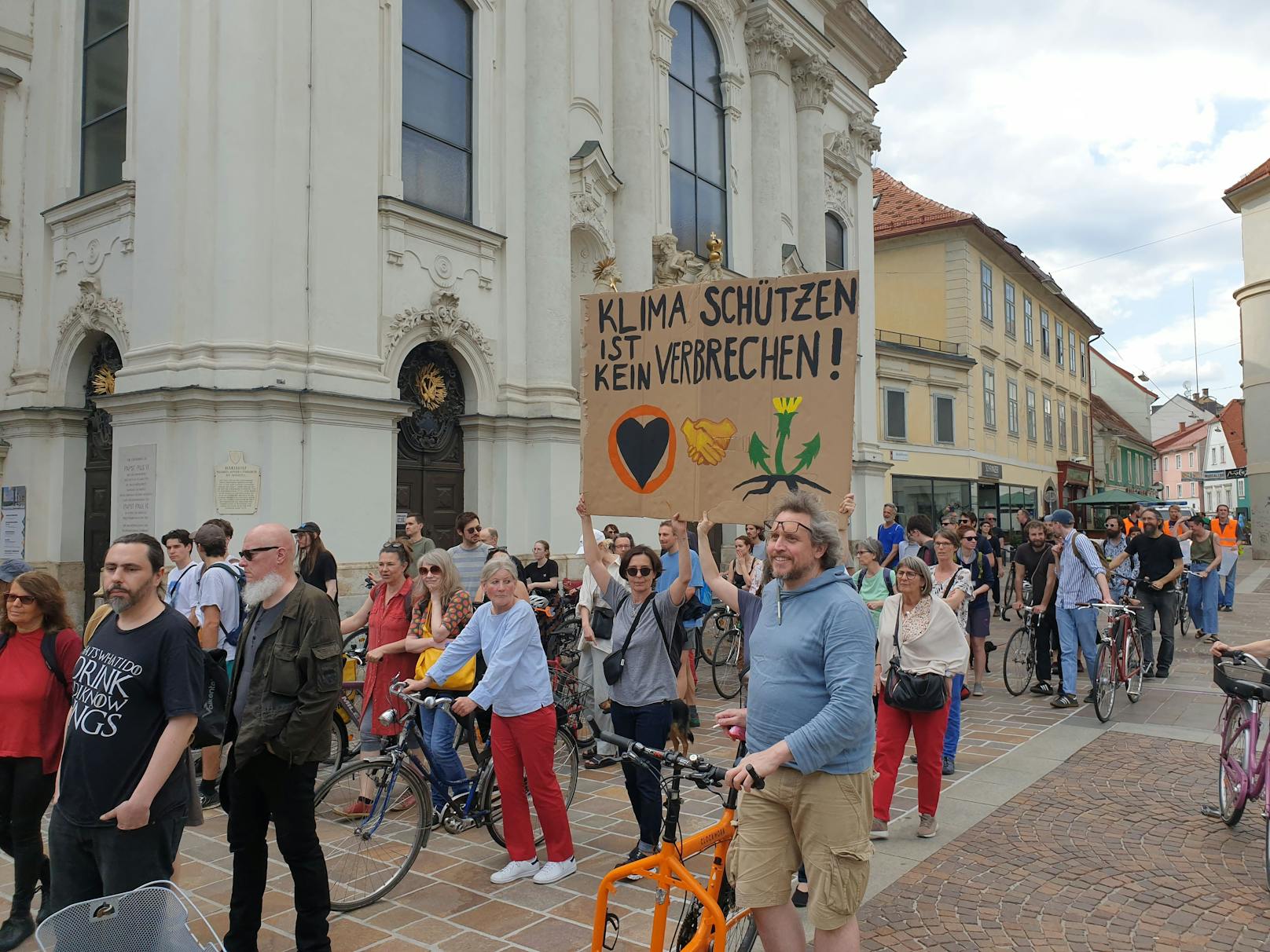 <strong>Graz:</strong> Protest-Marsch der Letzten Generation am 26. Mai 2023 gegen die "Kriminalisierung" ihres Protests in Folge der Razzien in Deutschland.