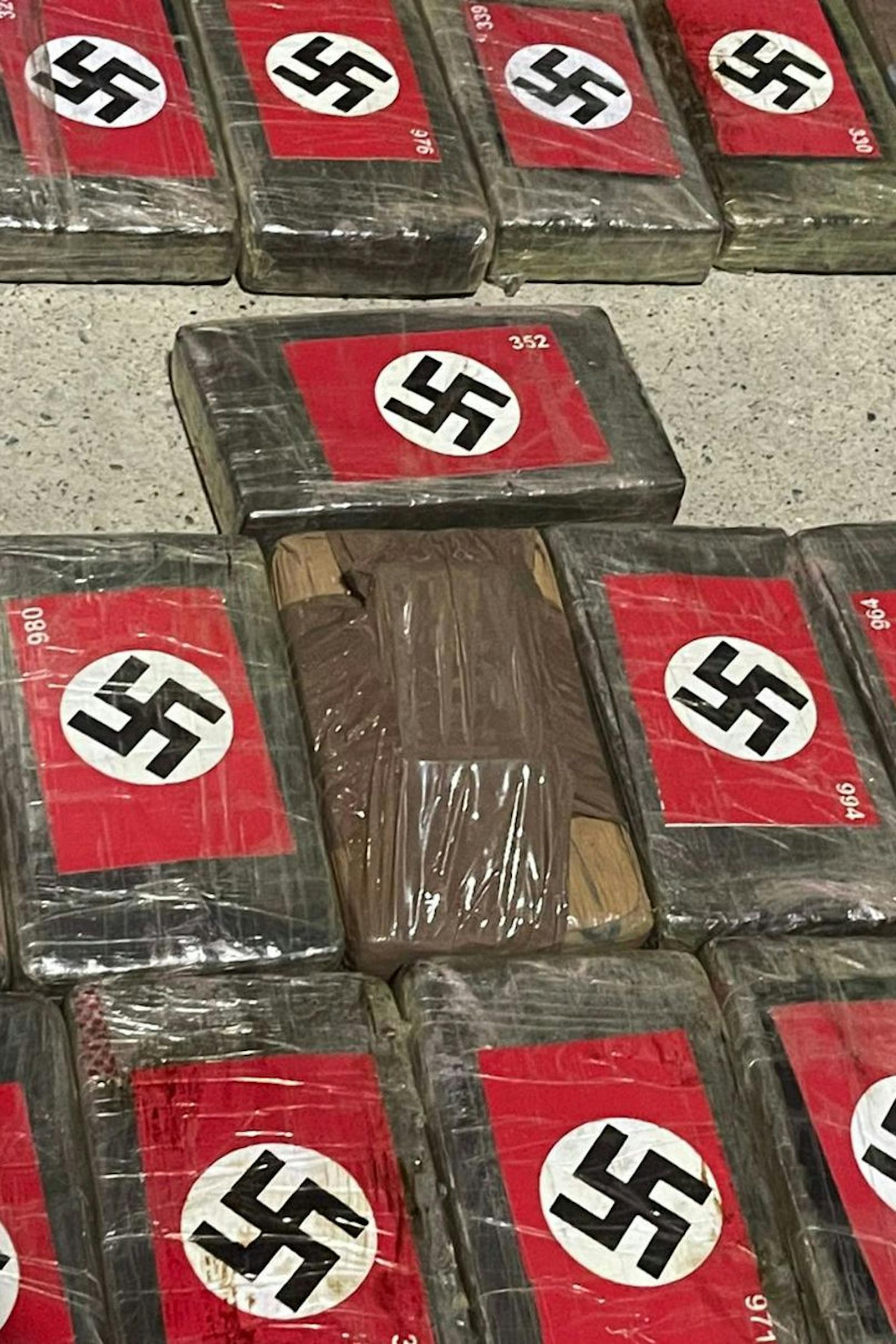 Das Kokain war in 50 Päckchen versteckt, auf denen jeweils ein Hackenkreuz zu sehen war.