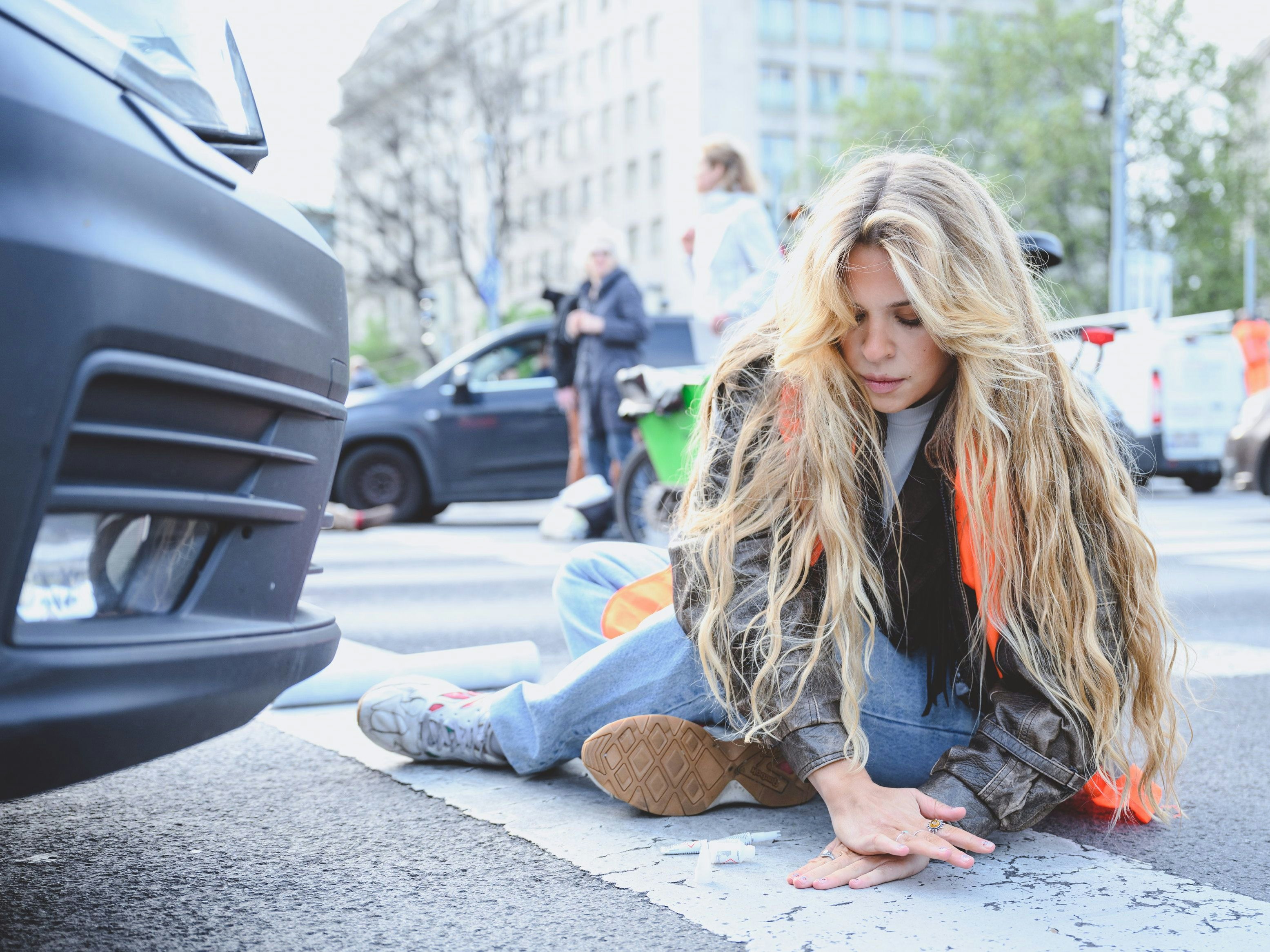 Download von www.picturedesk.com am 26.05.2023 (14:53).  03.05.2023, Wien, AUT, Letzte Generation Verkehrsblockaden Aktion, im Bild Aktivistin Anja Windel klebt sich auf der Straße fest // Activist Anja Windel sticks to the street during last generation action blocking the streets. Wien, Austria on 2023/05/03. EXPA Pictures © 2023, PhotoCredit: EXPA/ Max Slovencik - 20230503_PD1465 - Rechteinfo: Rights Managed (RM)