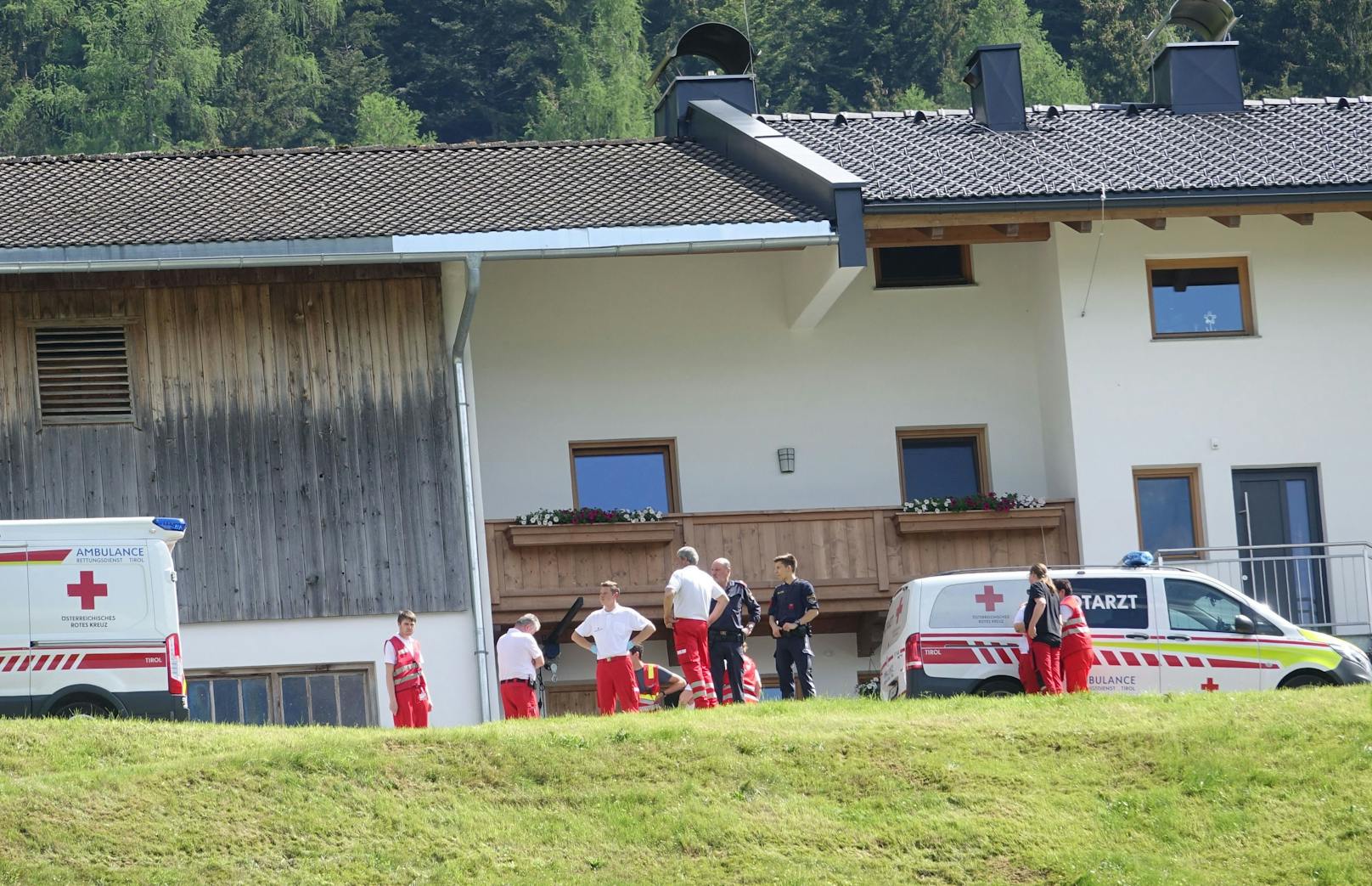 Bei einem Unfall in Ramsau im Zillertal (Bezirk Schwaz) sind am Freitagnachmittag zehn Wochen alte Zwillinge verletzt worden.