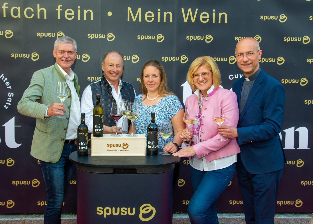 Freudiger Tag für Gründerfamilie Pichler: Die neuen Kreationen wurden im Zuge der spusu-Weinpräsentation am 25. Mai erstmalig vorgestellt. Dompfarrer Toni Faber war dabei.