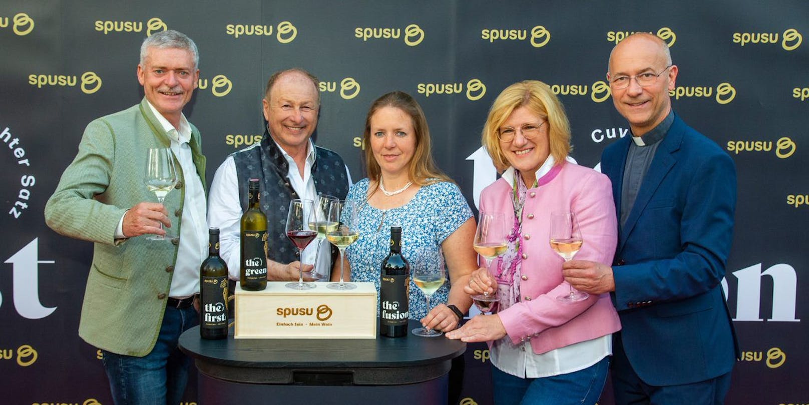 Freudiger Tag für Gründerfamilie Pichler: Die neuen Kreationen wurden im Zuge der spusu-Weinpräsentation am 25. Mai erstmalig vorgestellt. Dompfarrer Toni Faber war dabei.