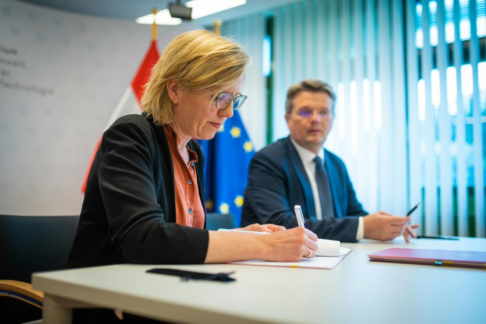 10 Millionen Euro für Ukraine: Leonore Gewessler und der Direktor der Energy Community, Artur Lorkowski, bei der Vertragsunterzeichnung am 25. Mai 2023.