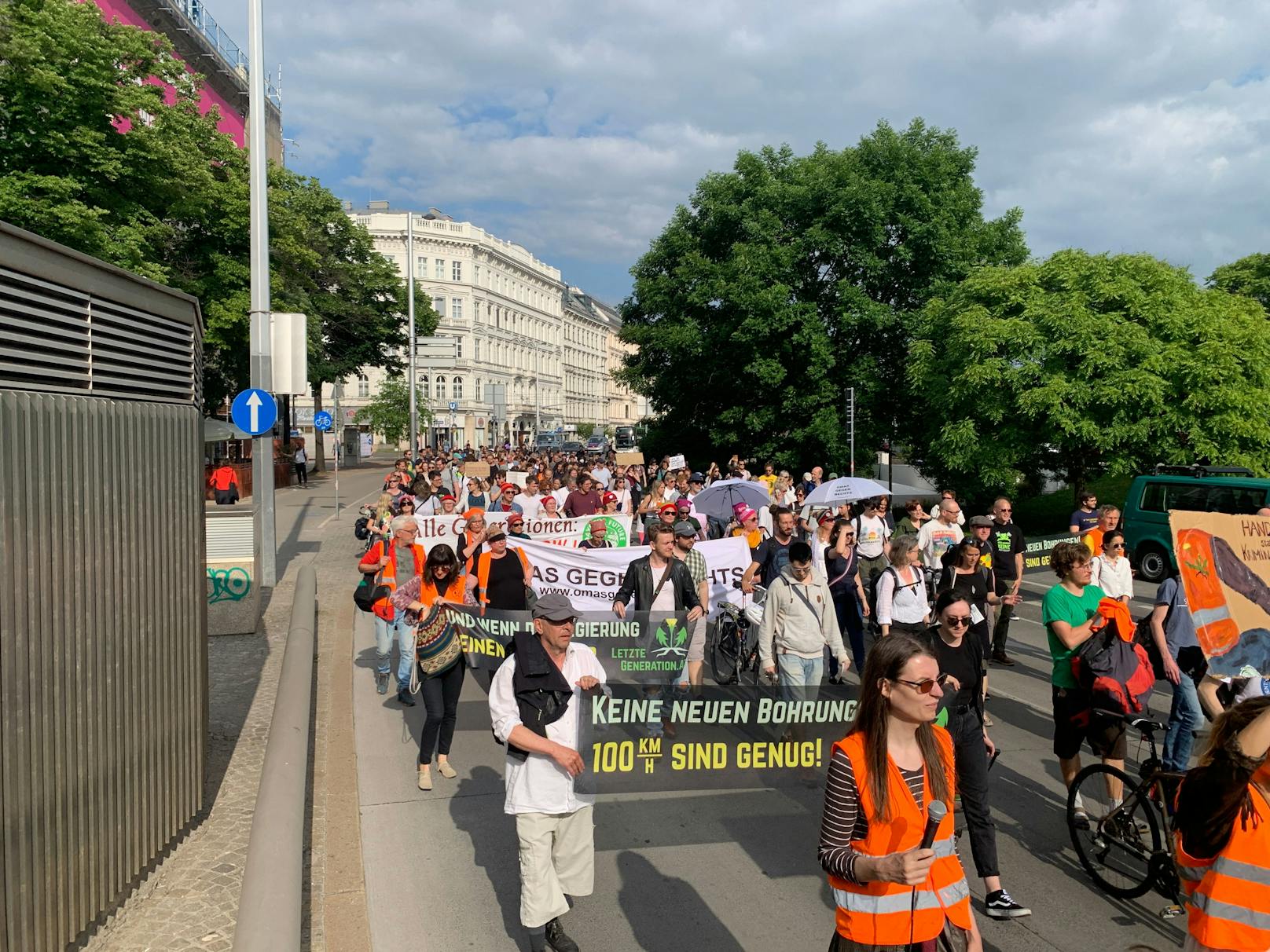 <strong>Wien:</strong> Protest-Marsch der Letzten Generation am 26. Mai 2023 gegen die "Kriminalisierung" ihres Protests in Folge der Razzien in Deutschland.