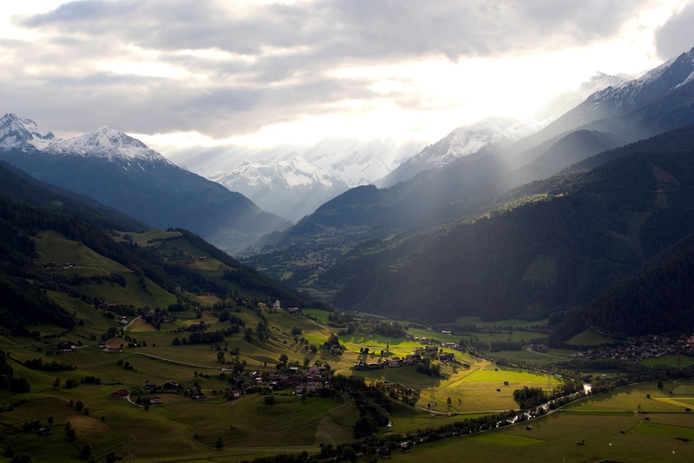 Besonders in den Bergen bilden sich auch in den nächsten Tagen Quellwolken, auch einzelne Gewitter sind dabei. Symbolbild.
