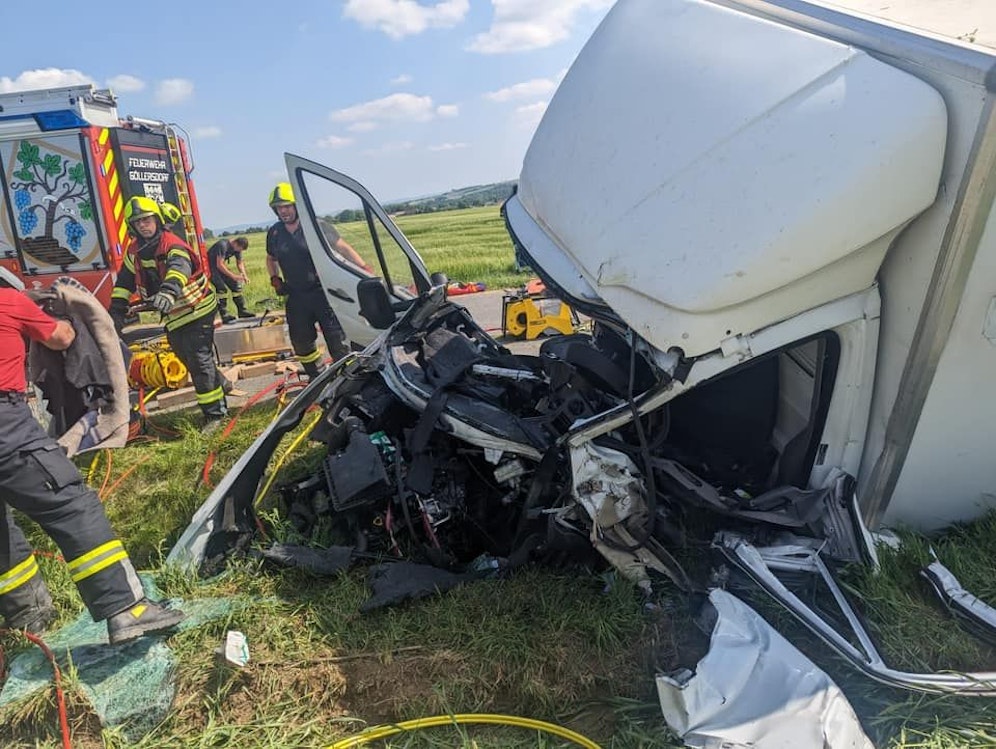 Der Klein-Lkw musste von der Feuerwehr komplett zerschnitten werden, um den Lenker zu befreien.