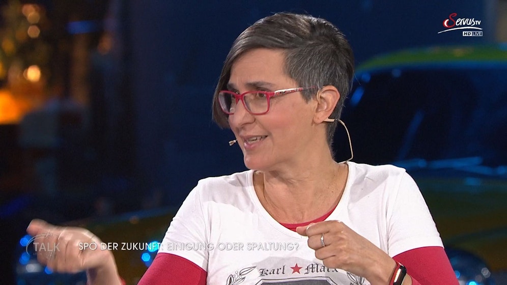 Im Marx-Shirt: Sonja Grusch trat bei Servus TV für Andreas Babler ein.