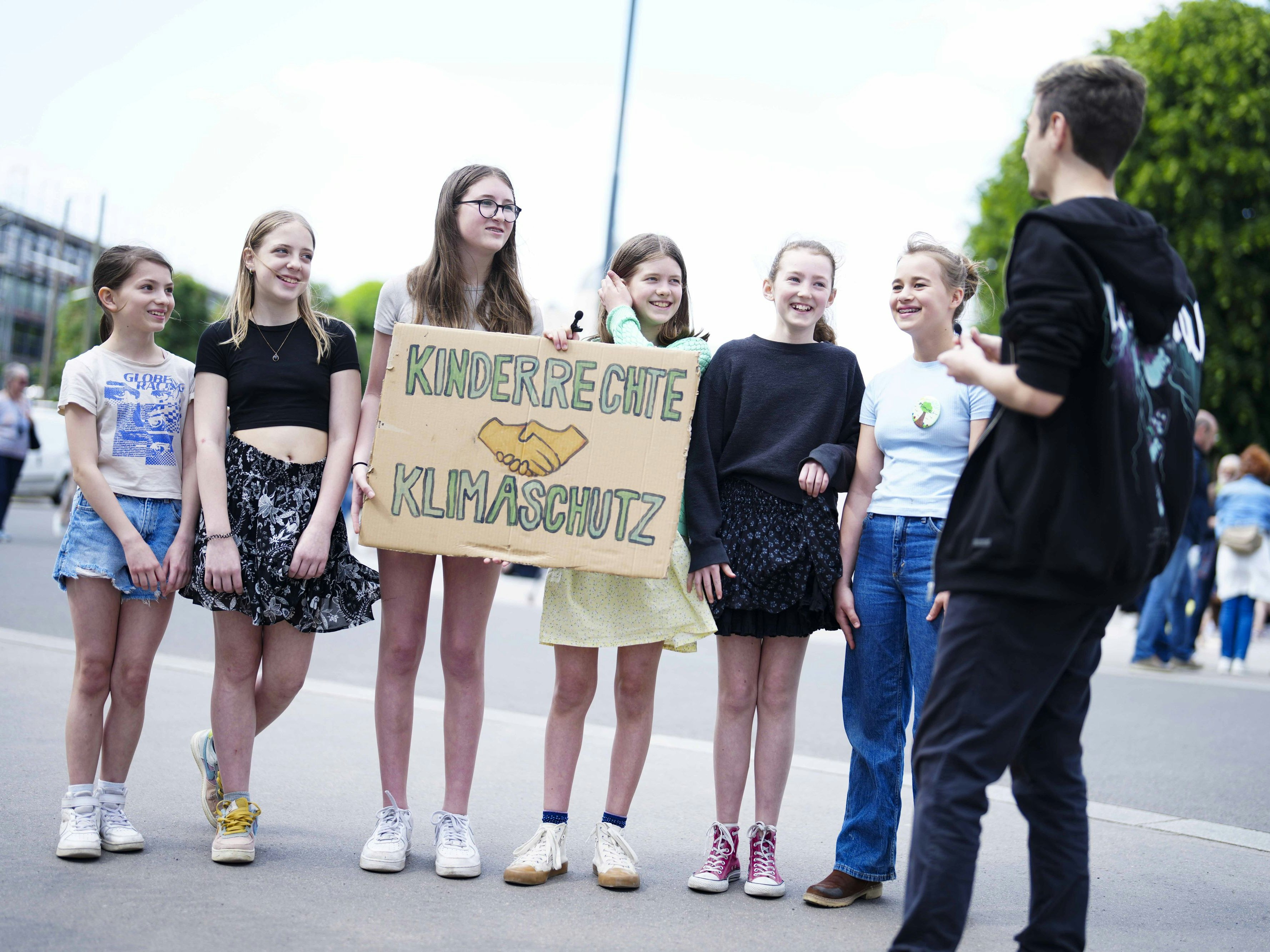 Download von www.picturedesk.com am 26.05.2023 (17:34).  ABD0038_20230526 - WIEN - ÖSTERREICH: Kinder anl. der Pressekonferenz Fridays For Future "Bericht zur Umsetzung der ökologischen Kinderrechte in Österreich und Klimaklage", aufgenommen am Freitag, 26. Mai 2023, in Wien. - FOTO: APA/EVA MANHART - 20230526_PD1828 - Rechteinfo: Rights Managed (RM)