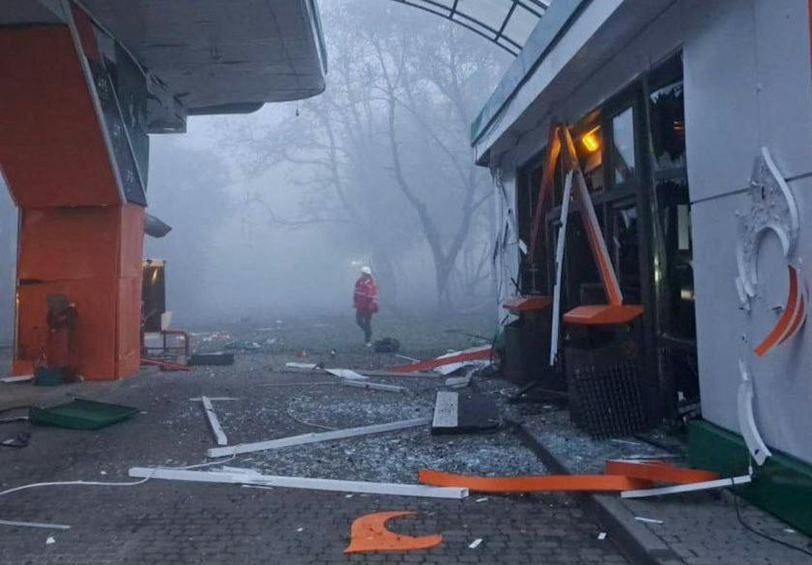 Ein besonders heftiger Angriff ereignete sich in der Stadt Dnipro, in der bereits vor einigen Monaten ein ganzes Hochhaus bombardiert wurde. Bilder zeigen die angerichtete Verwüstung, hier an einer Tankstelle.&nbsp;