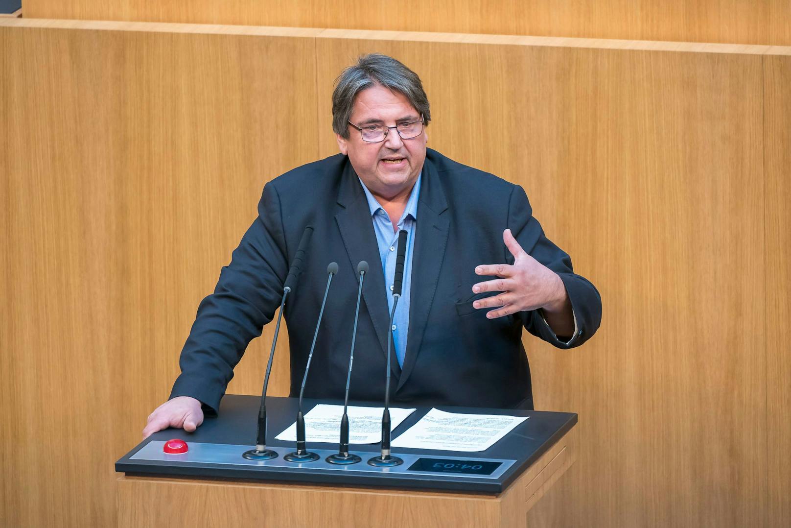 Der SPÖ-Abgeordnete Josef Muchitsch teilt gehörig gegen die Regierung aus. 