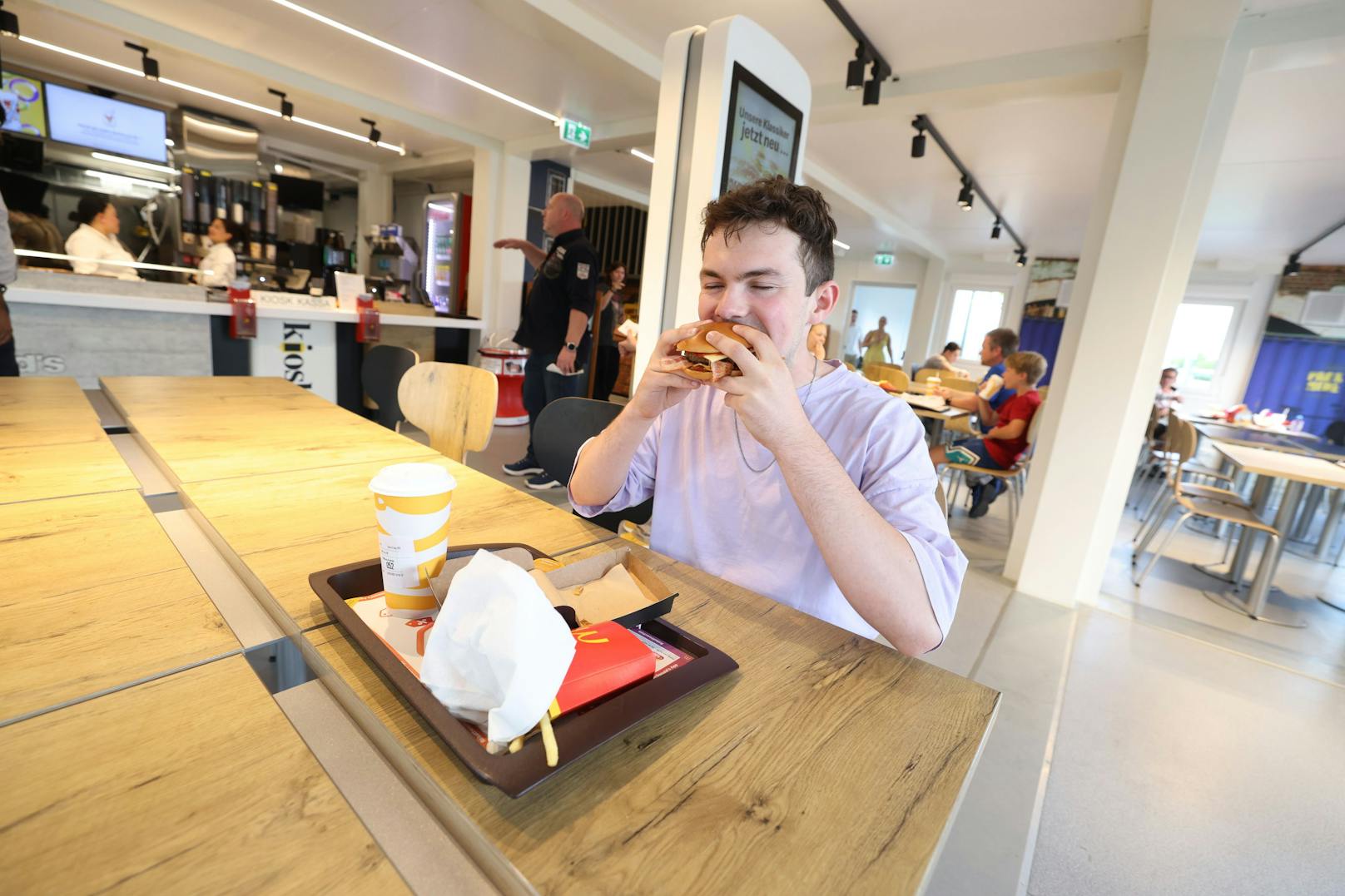 Janik scheint das Essen zu schmecken.