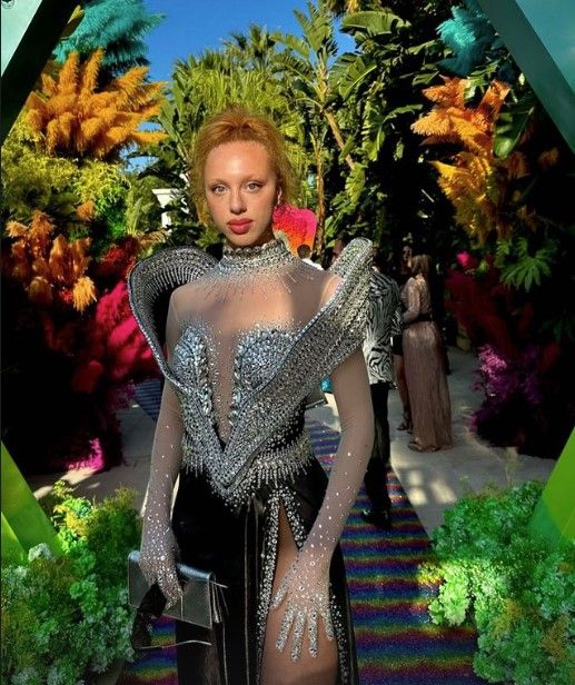 Auffälliger Look: Anna Ermakova zeigt sich ebenfalls in Cannes.