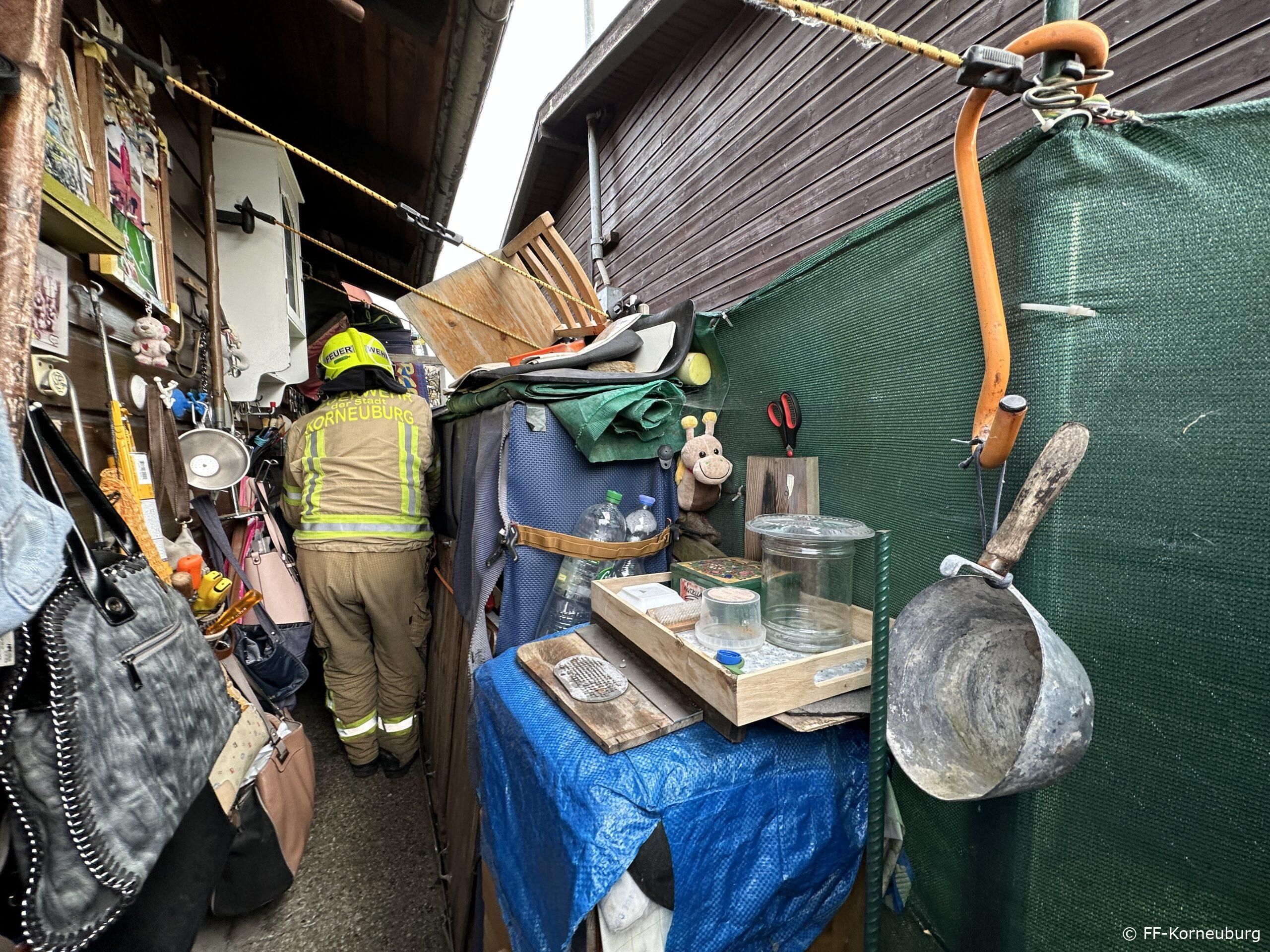 Der ältere Mann war zwischen Gegenständen verkeilt und verletzte sich.