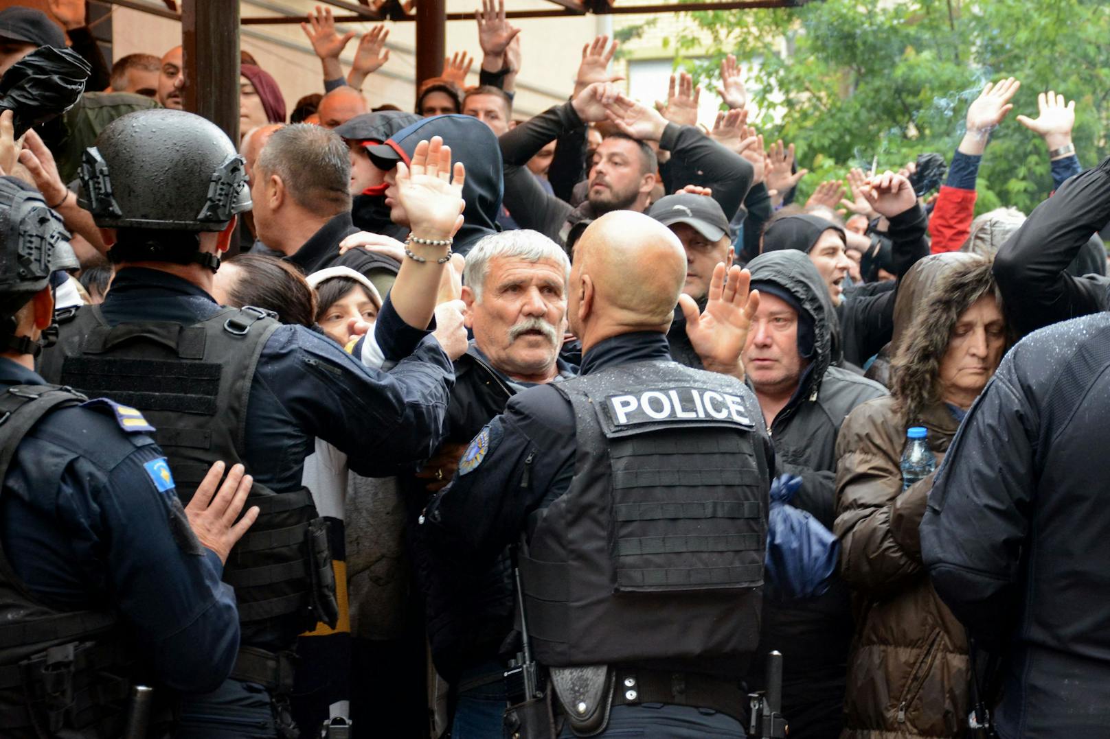 Protestierenden wurden von Polizisten brutal zurückgedrängt.