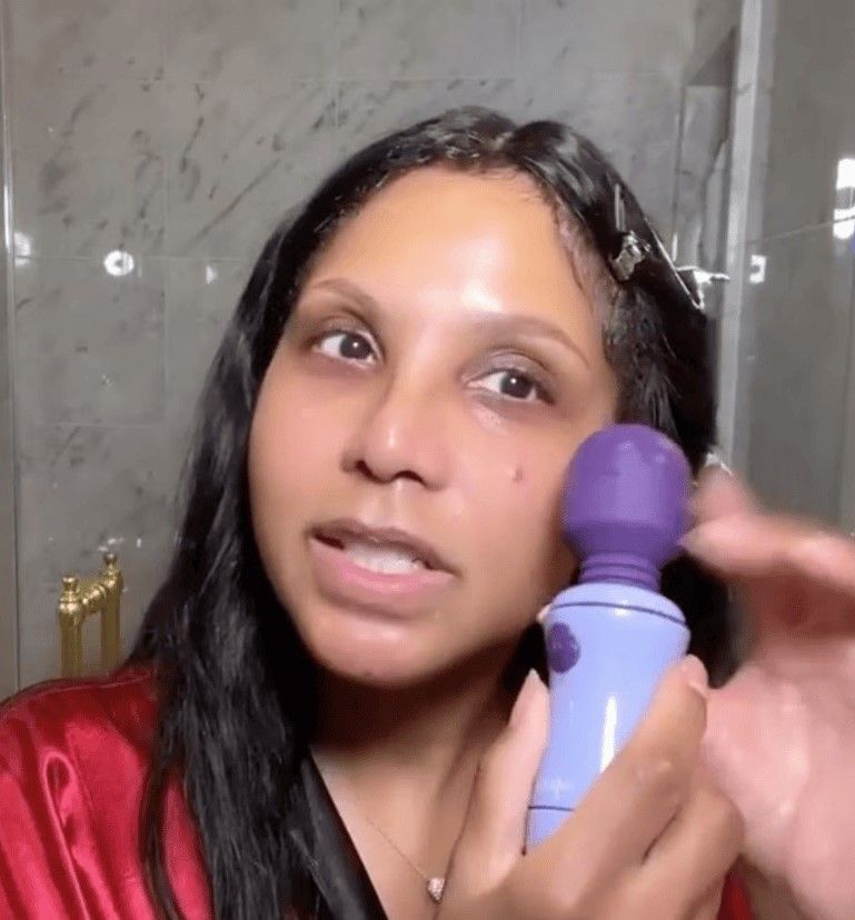 Sängerin Toni Braxton erklärt, dass man einen Vibrator auch im Gesicht anwenden kann.