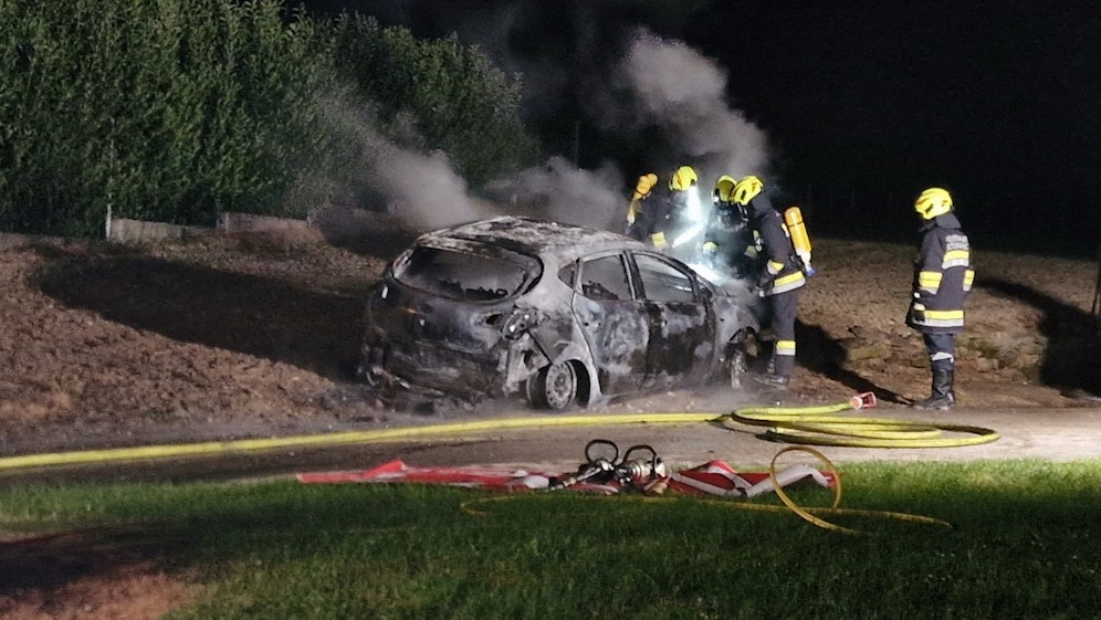 Das Auto ging in Flammen auf.