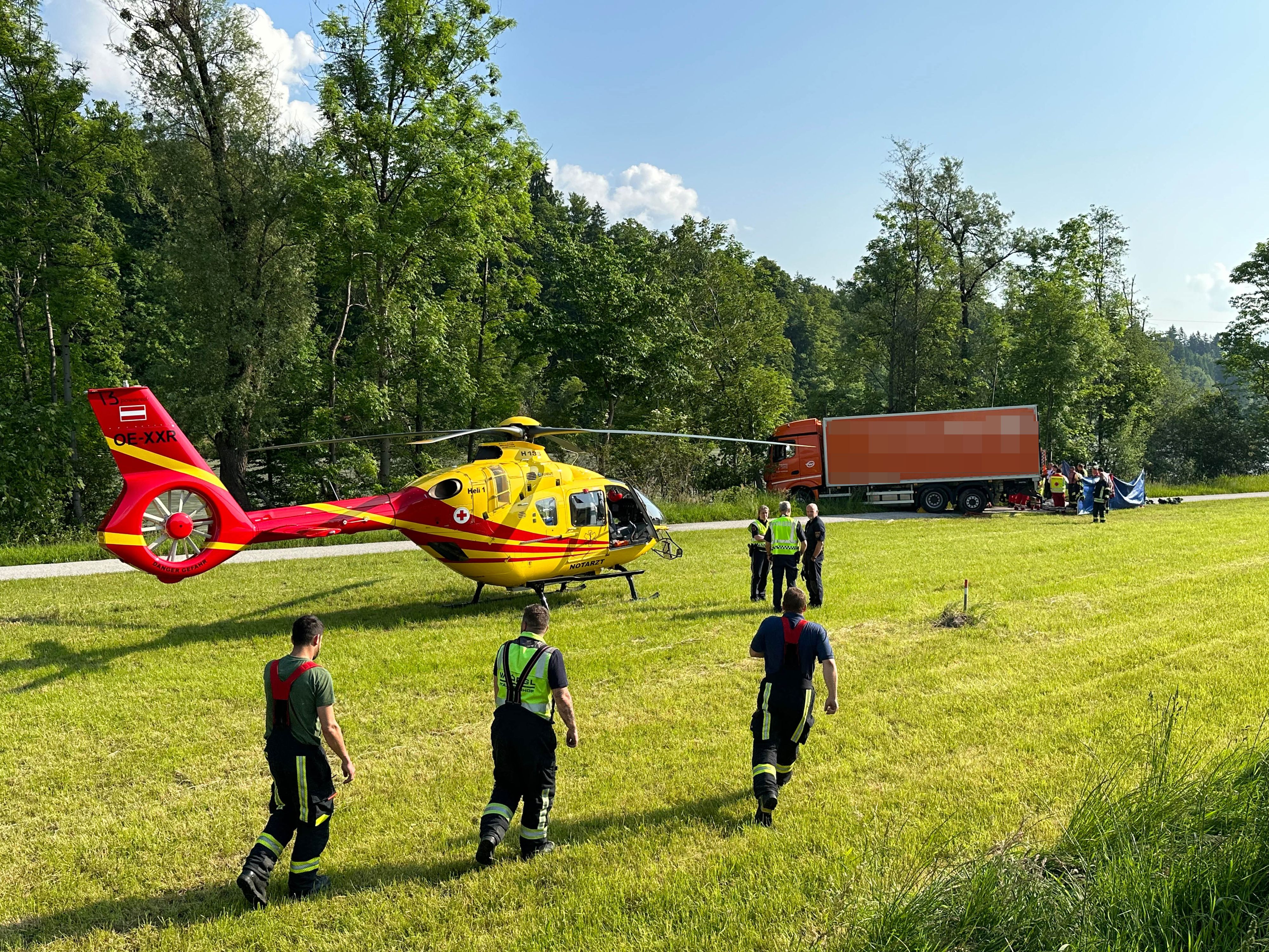 Verkehrsunfall mit Lkw auf der Inntalautobahn – ein zufällig vorbeikommendes Ärzte-Paar leistete Erste Hilfe.
