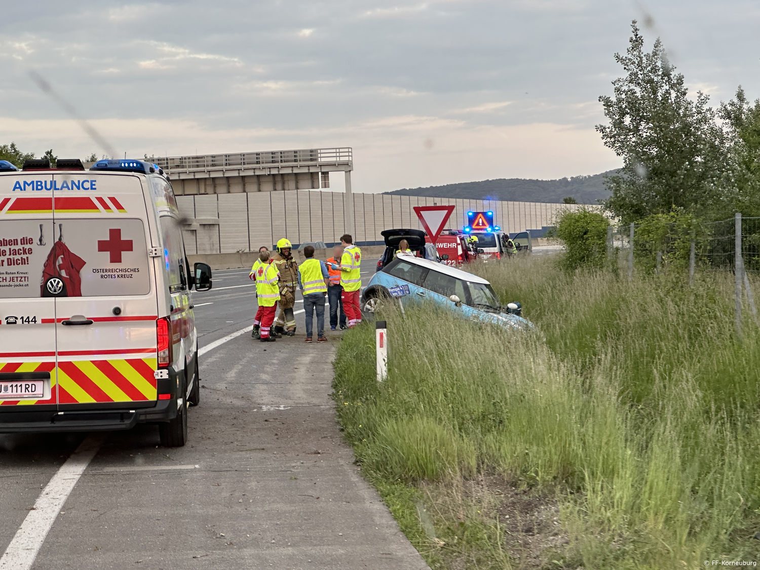 Der Lenker rutschte mit seinem Auto über die Böschung.