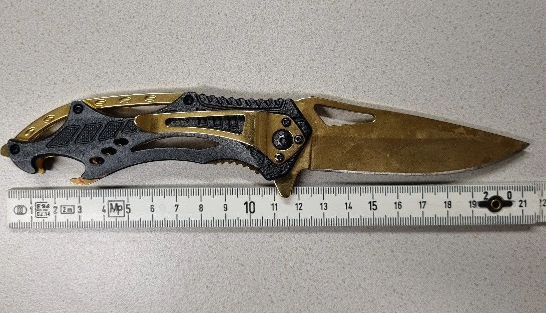Die Beamten konnten das Messer sicherstellen.