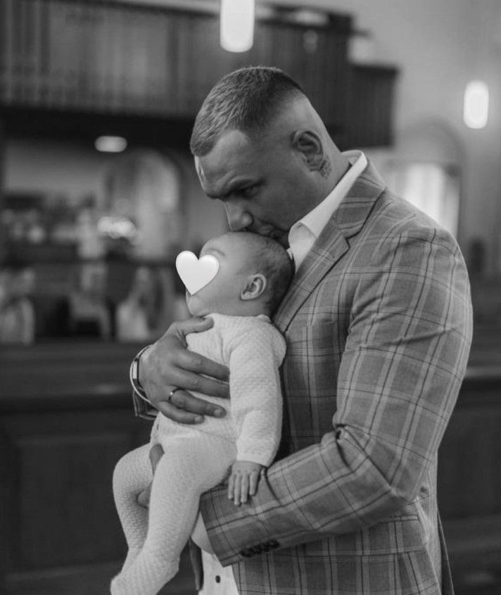 Mit diesem süßen Schnappschuss feiert Pietro Lombardi die Taufe seines Sohnes – ohne Kappe.